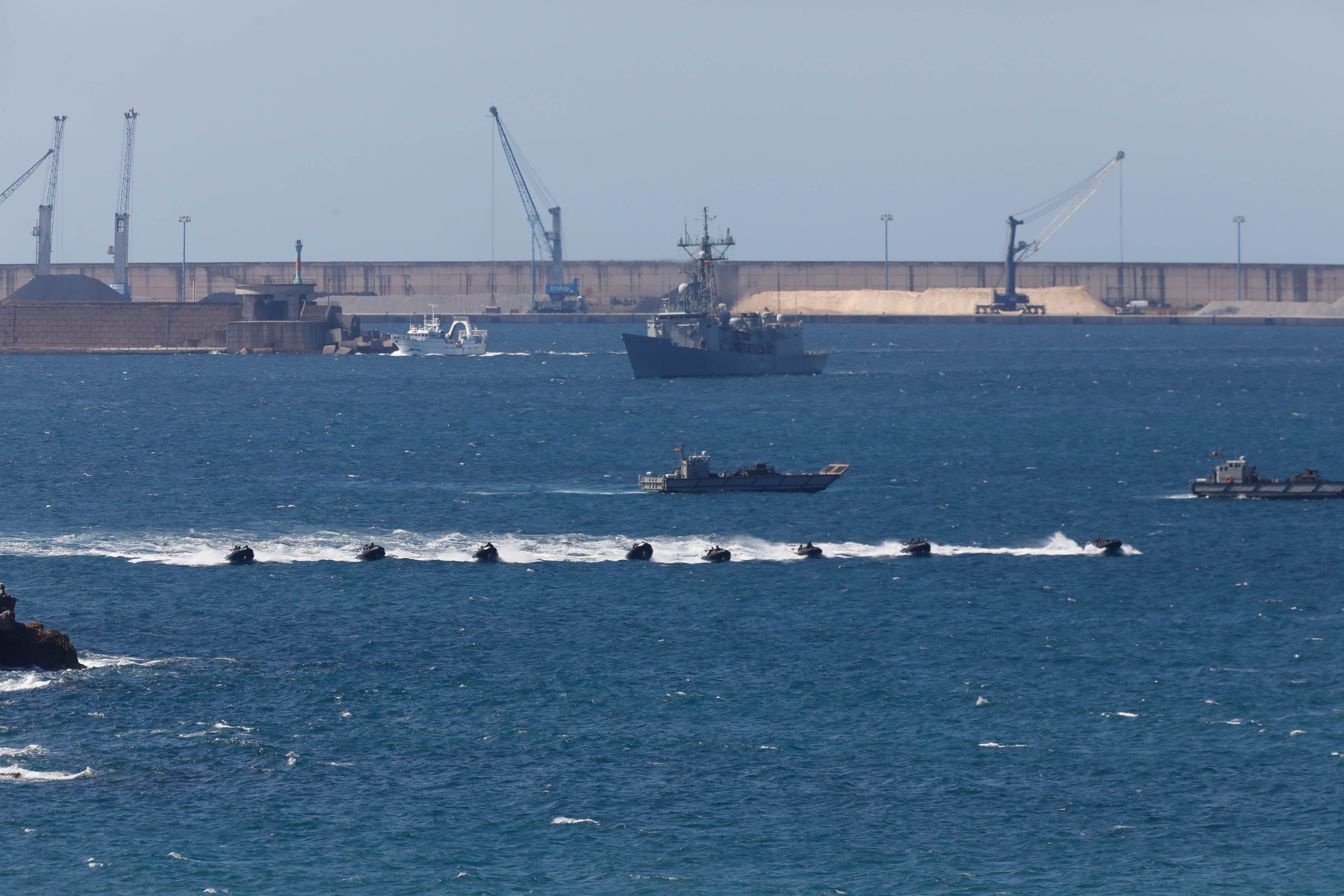 Acrobacias aéreas y desembarco militar: las impresionantes fotos de las Fuerzas Armadas en Gijón