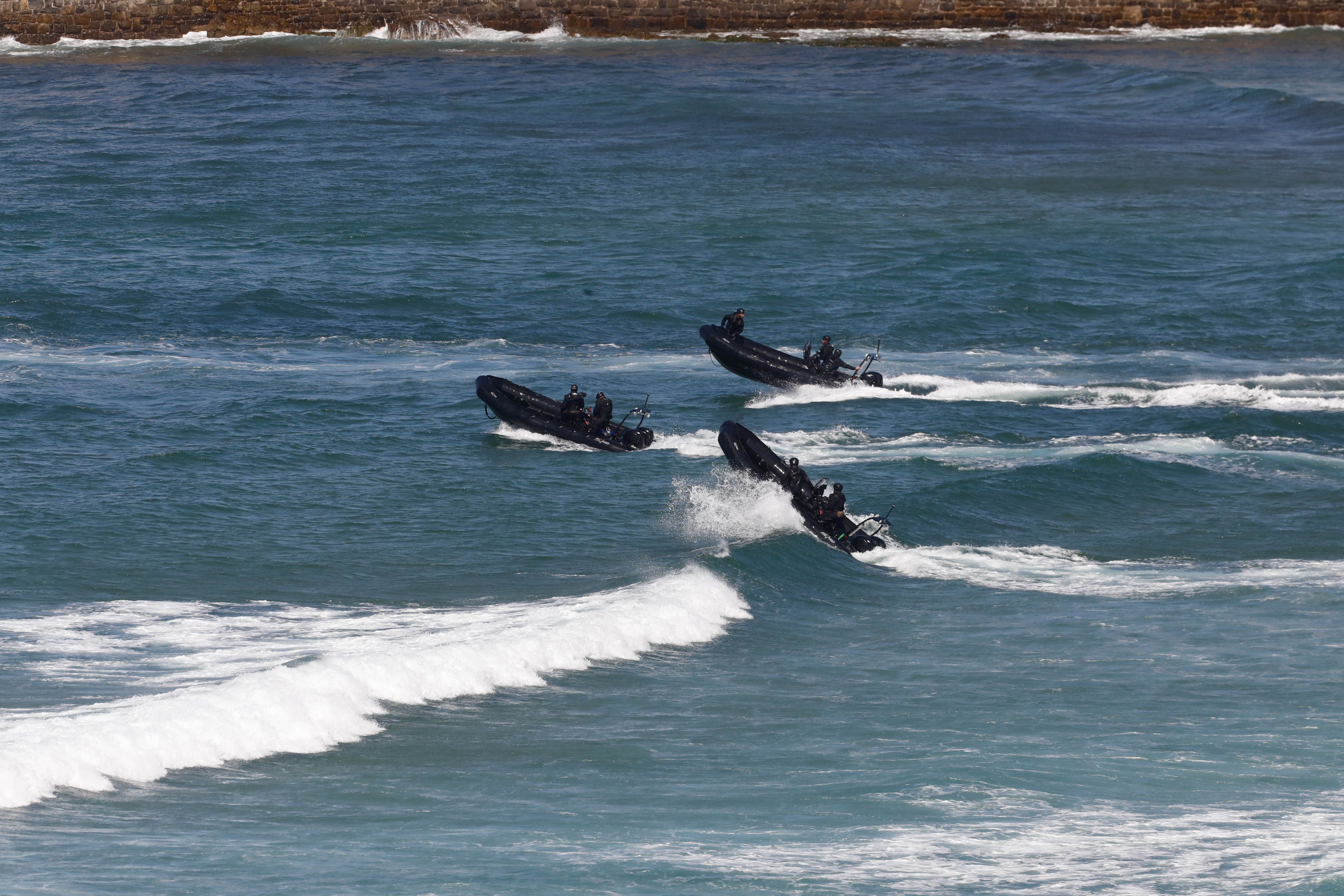 Acrobacias aéreas y desembarco militar: las impresionantes fotos de las Fuerzas Armadas en Gijón