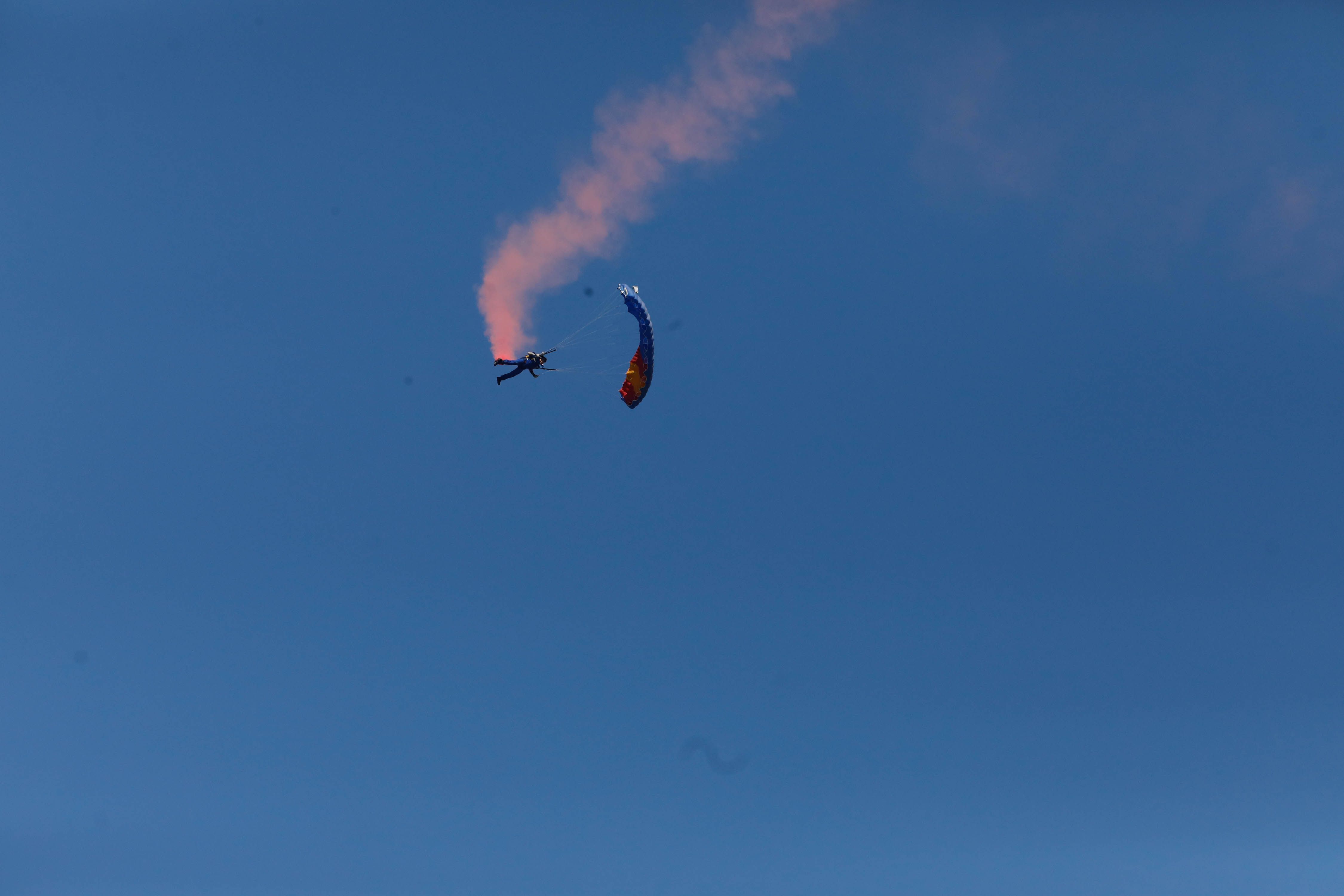 Acrobacias aéreas y desembarco militar: las impresionantes fotos de las Fuerzas Armadas en Gijón