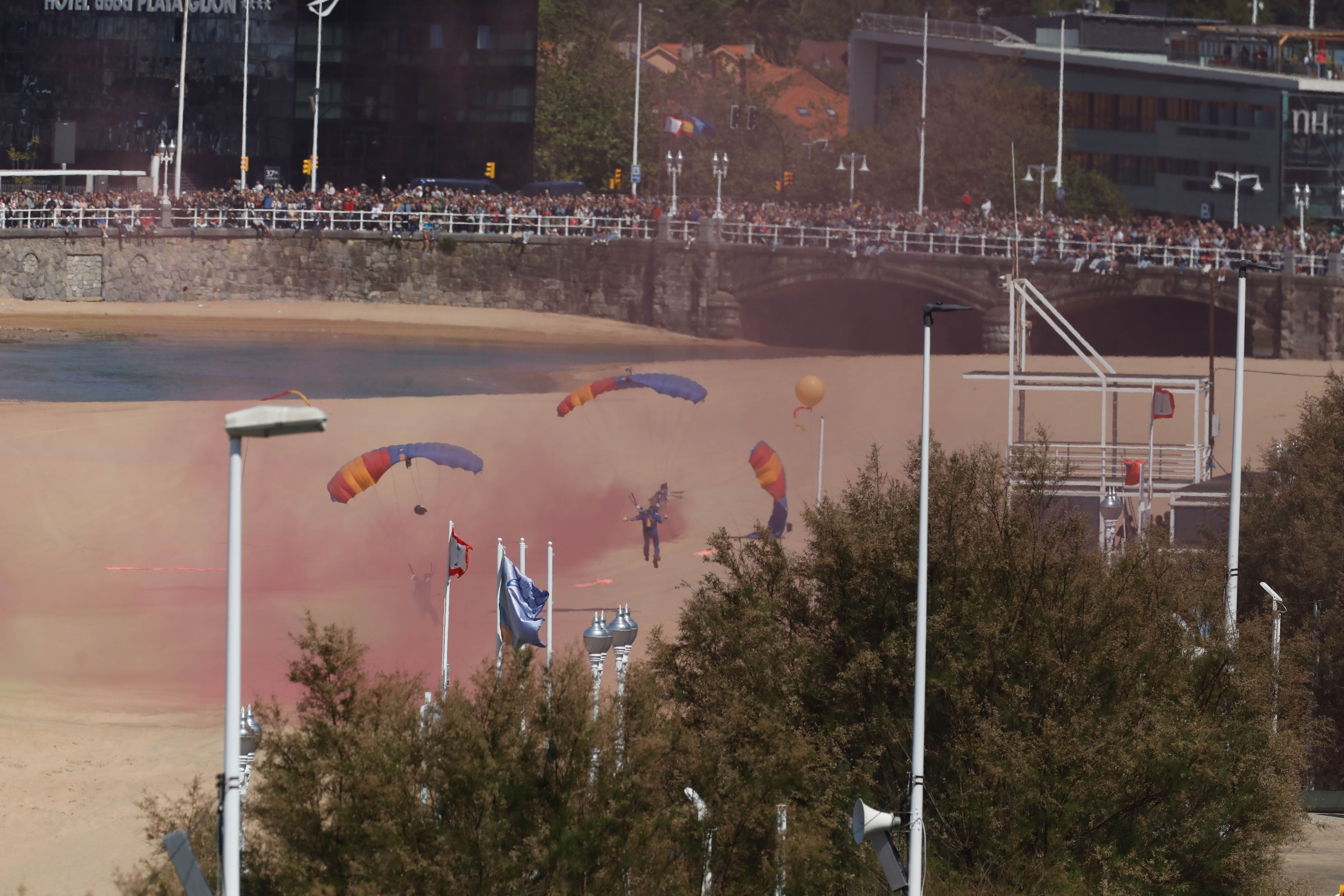 Acrobacias aéreas y desembarco militar: las impresionantes fotos de las Fuerzas Armadas en Gijón