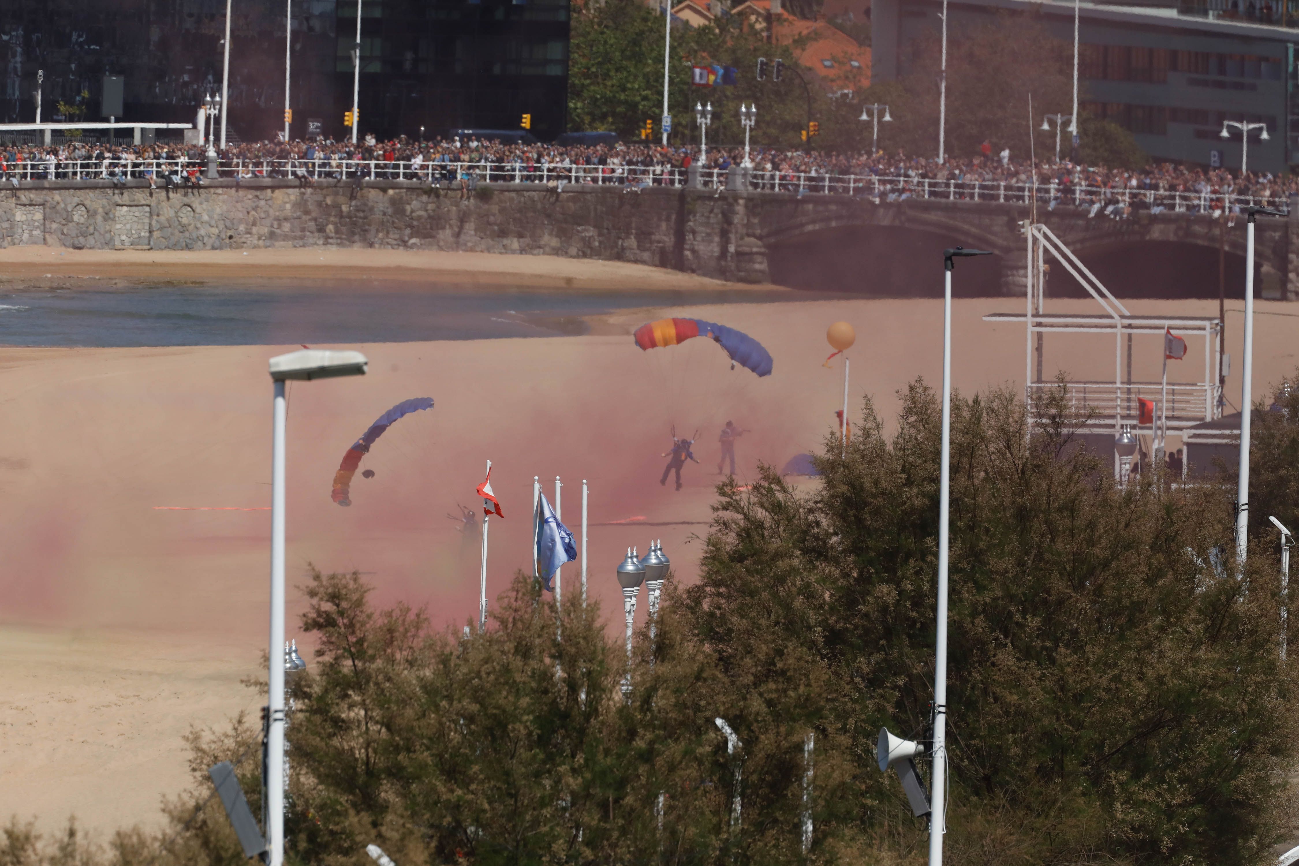 Acrobacias aéreas y desembarco militar: las impresionantes fotos de las Fuerzas Armadas en Gijón