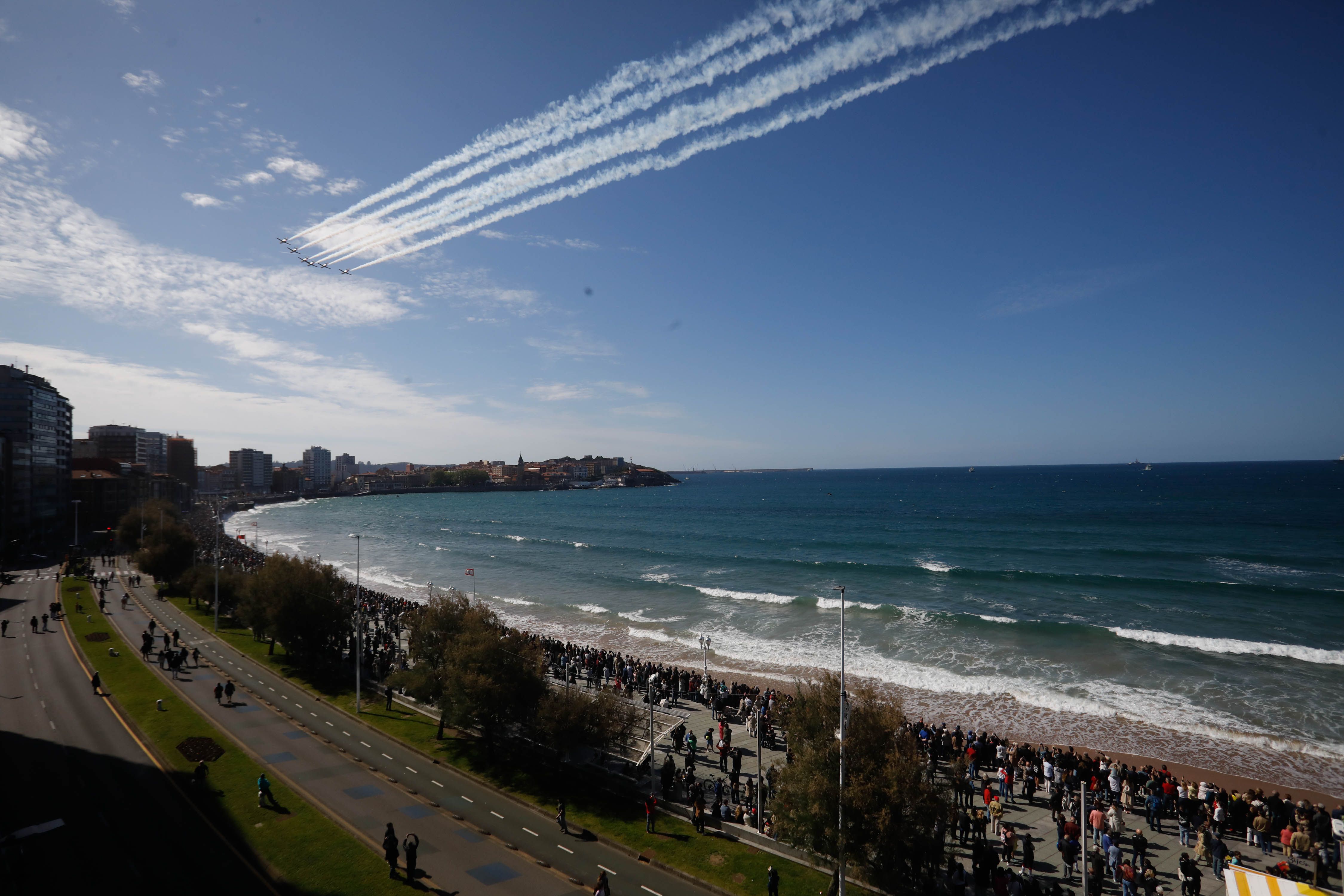 Acrobacias aéreas y desembarco militar: las impresionantes fotos de las Fuerzas Armadas en Gijón