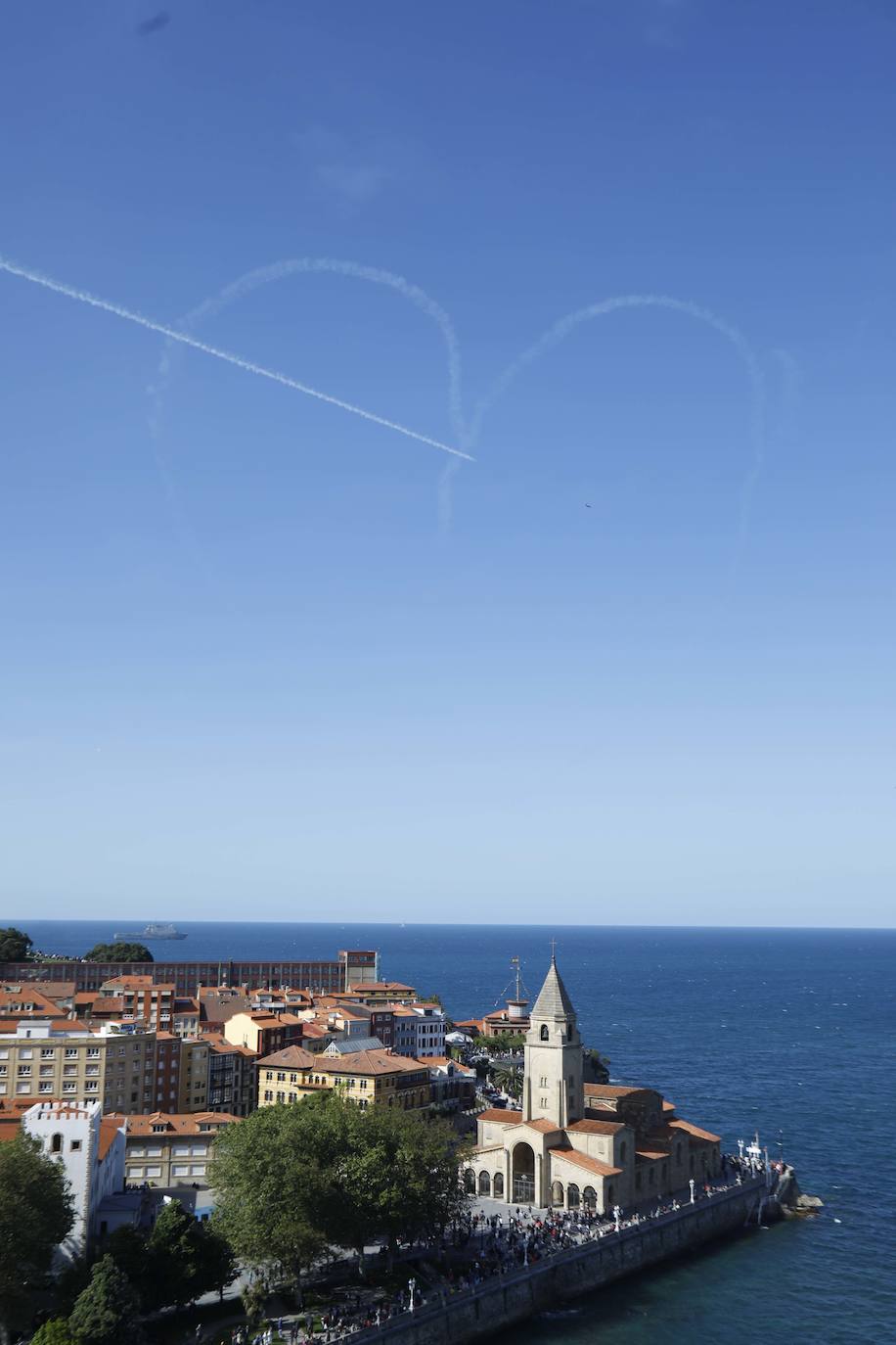 ¿Estuviste en el acto central de las Fuerzas Armadas en Gijón? ¡Búscate!