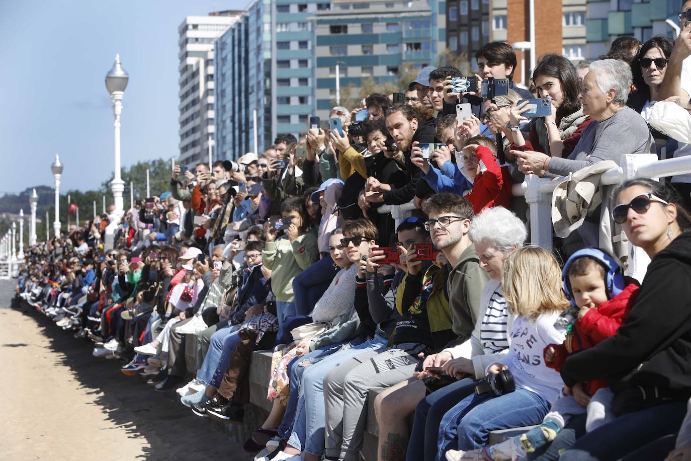 ¿Estuviste en el acto central de las Fuerzas Armadas en Gijón? ¡Búscate!