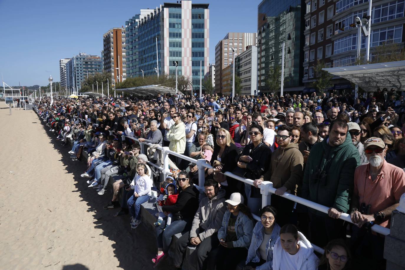 ¿Estuviste en el acto central de las Fuerzas Armadas en Gijón? ¡Búscate!