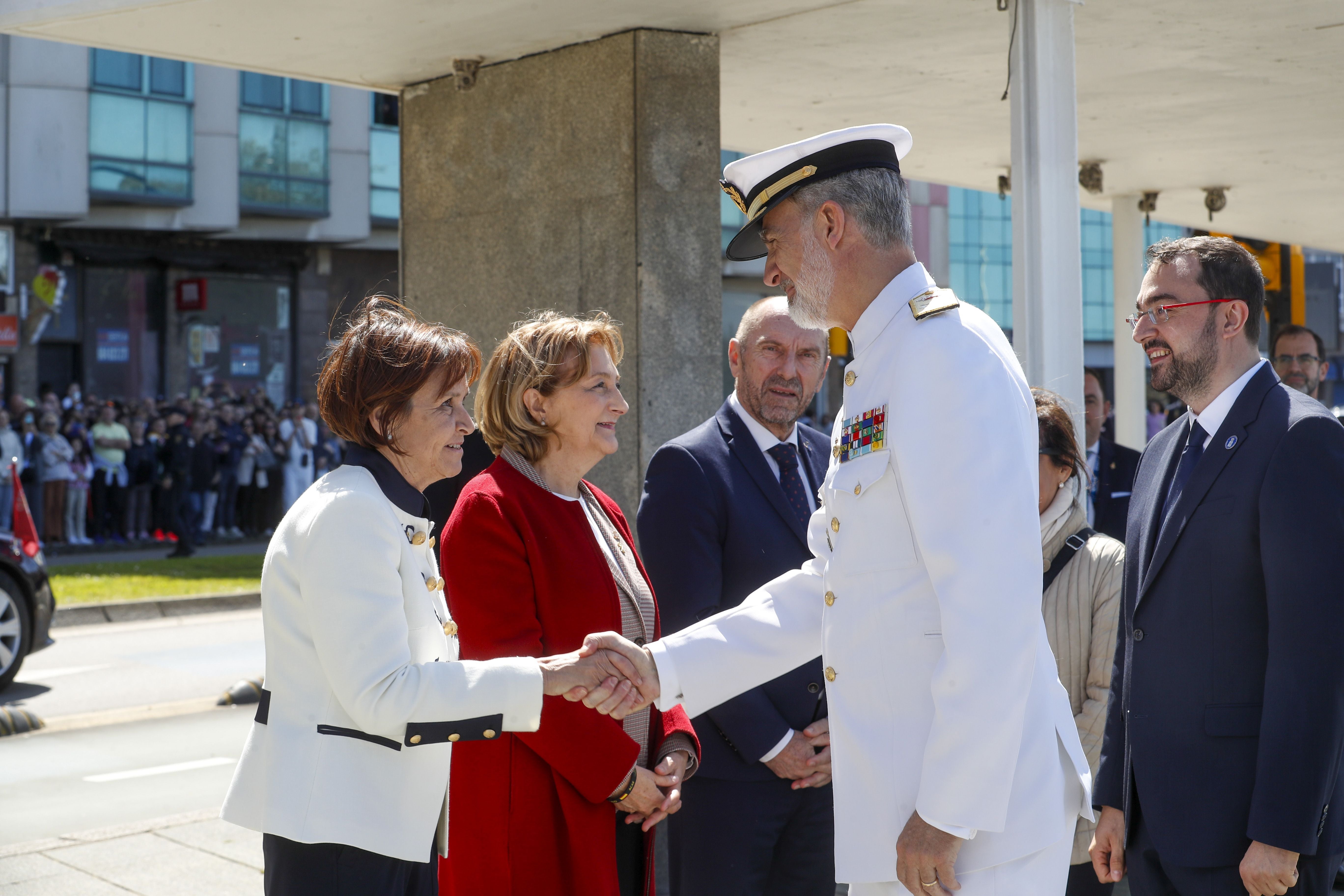 Espectáculo militar en Gijón por tierra, mar y aire con el Rey como invitado de honor