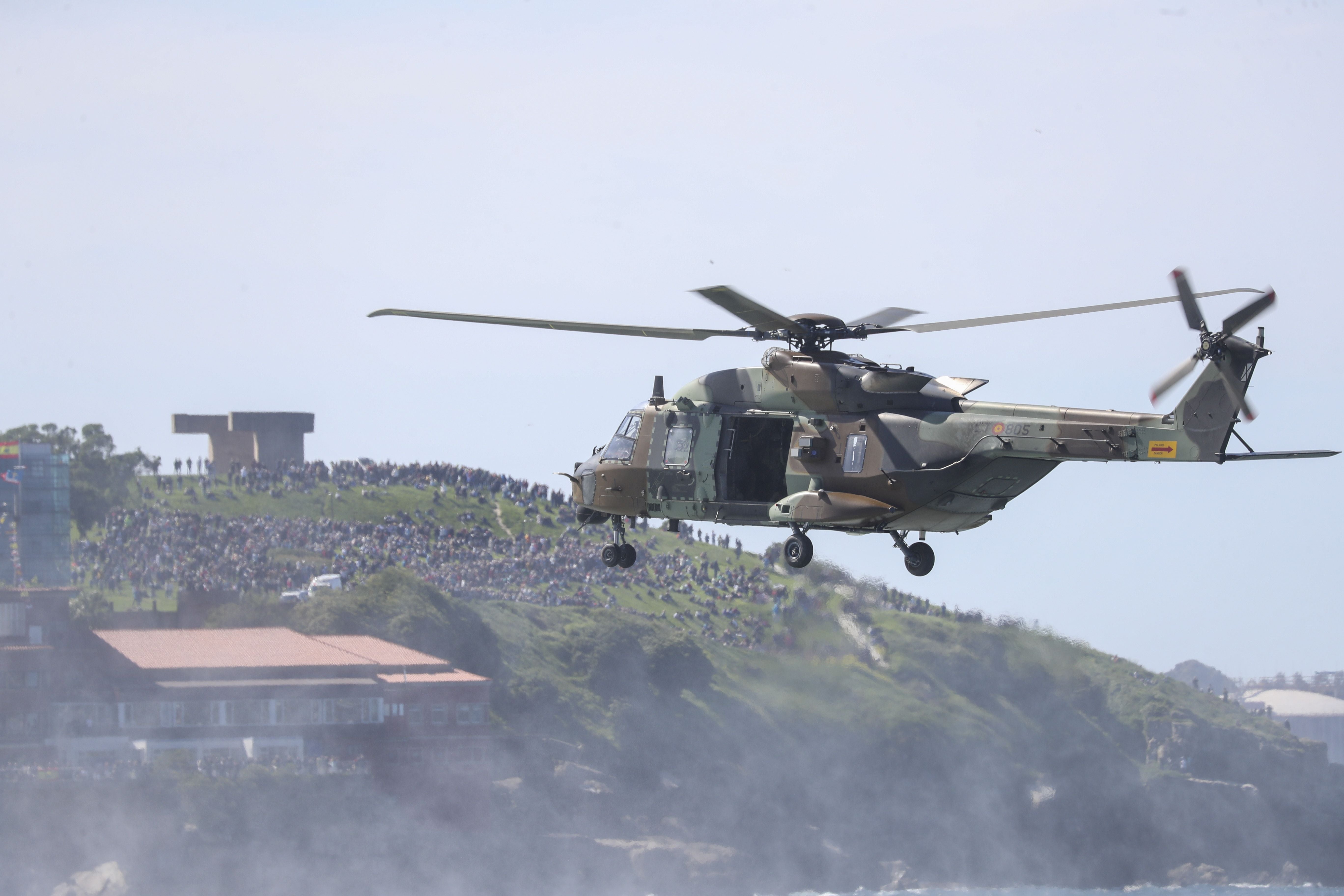 Espectáculo militar en Gijón por tierra, mar y aire con el Rey como invitado de honor