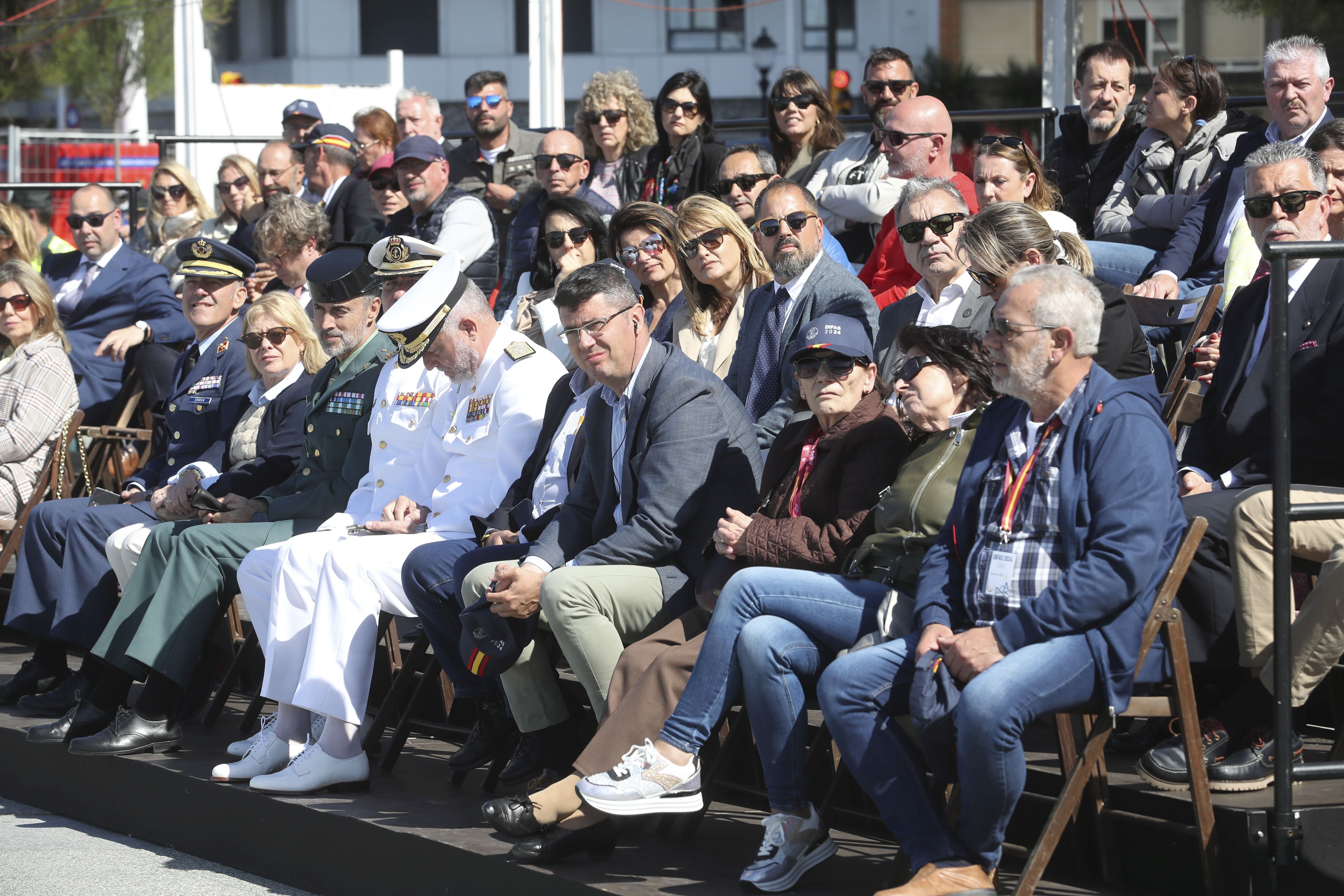 Espectáculo militar en Gijón por tierra, mar y aire con el Rey como invitado de honor