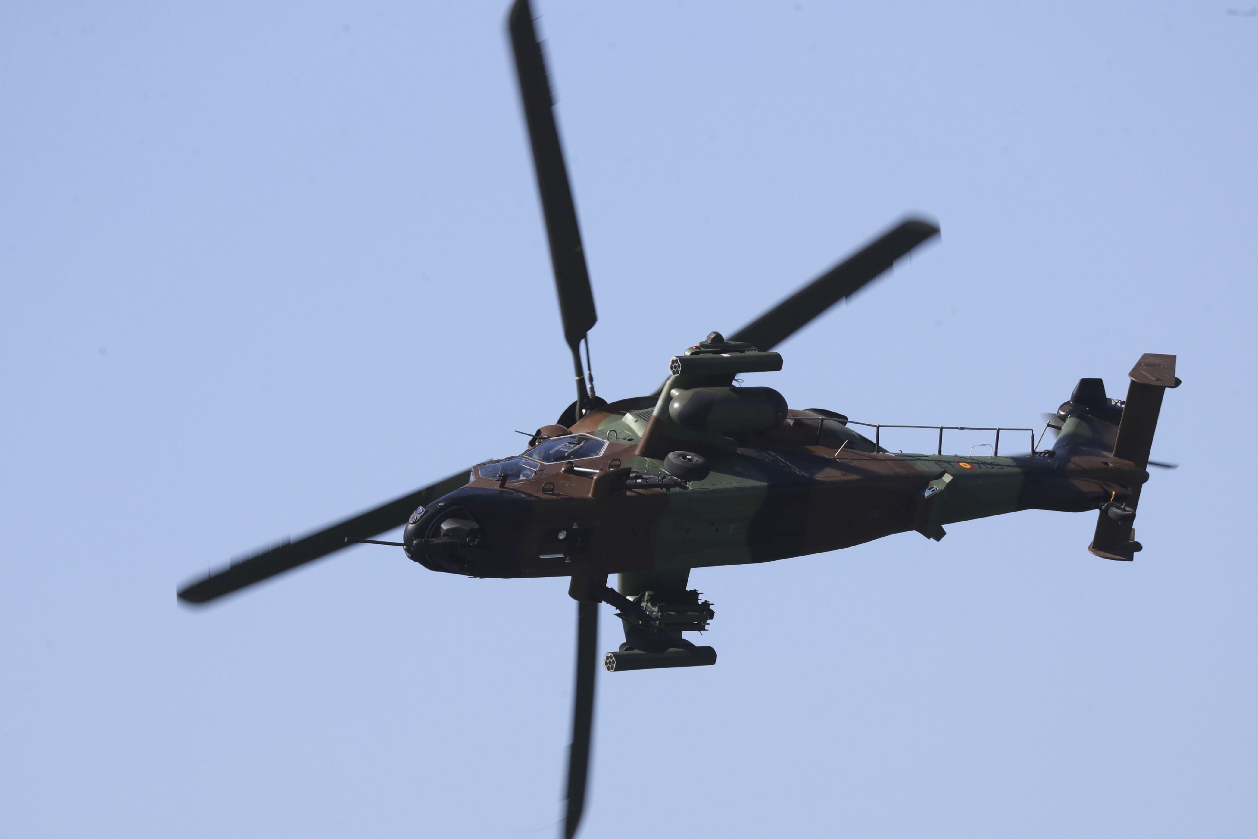 Espectáculo militar en Gijón por tierra, mar y aire con el Rey como invitado de honor