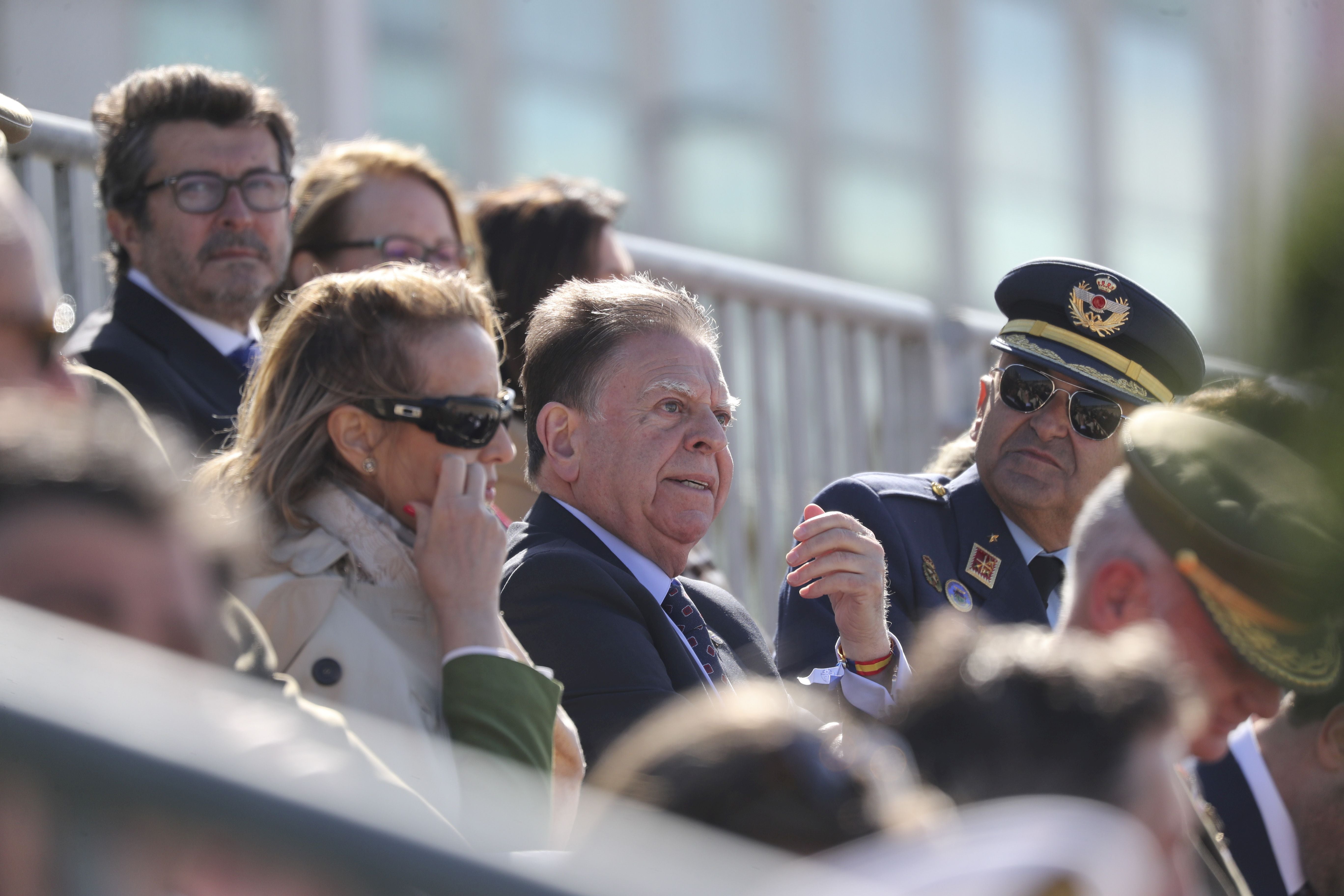 Espectáculo militar en Gijón por tierra, mar y aire con el Rey como invitado de honor