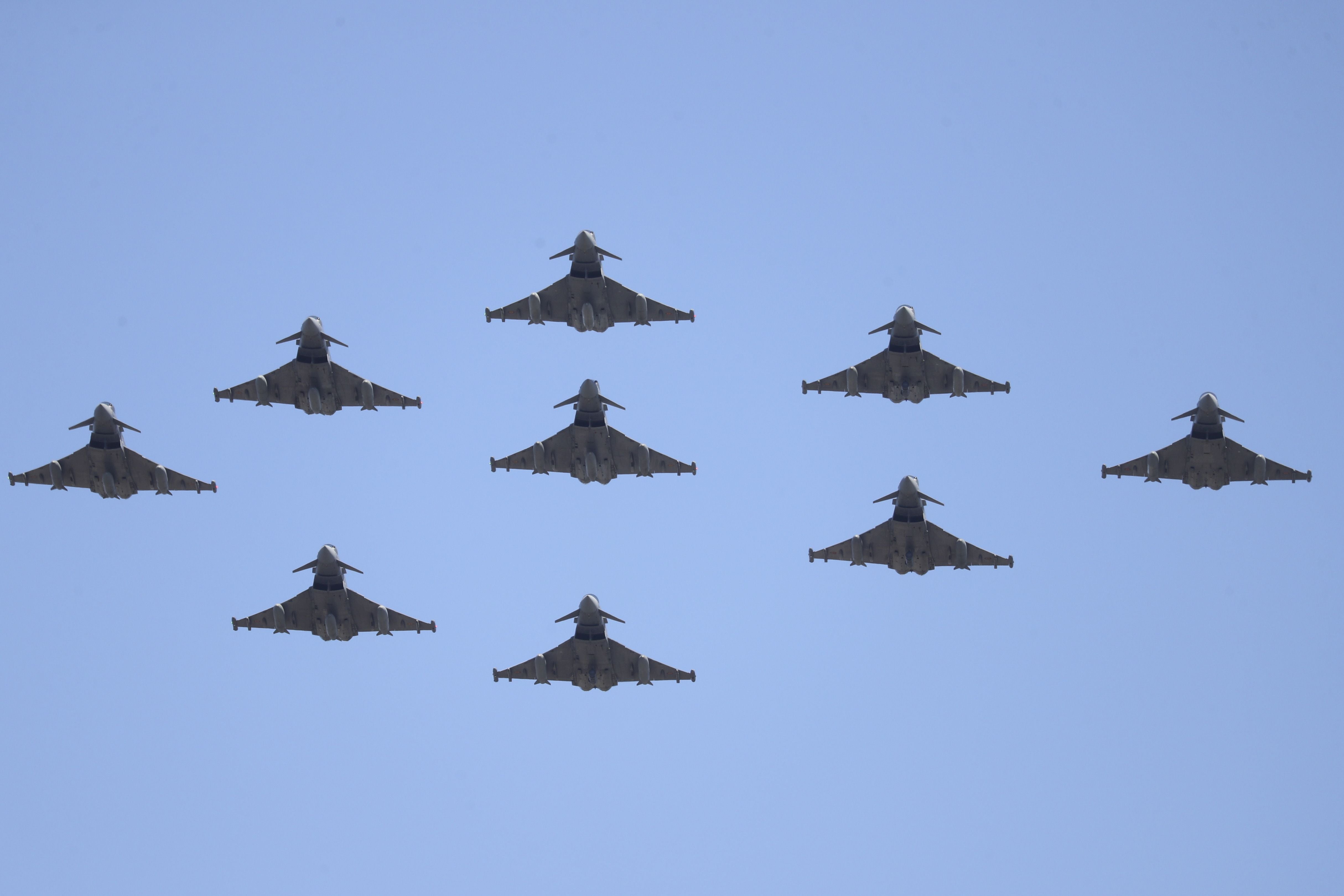 Espectáculo militar en Gijón por tierra, mar y aire con el Rey como invitado de honor