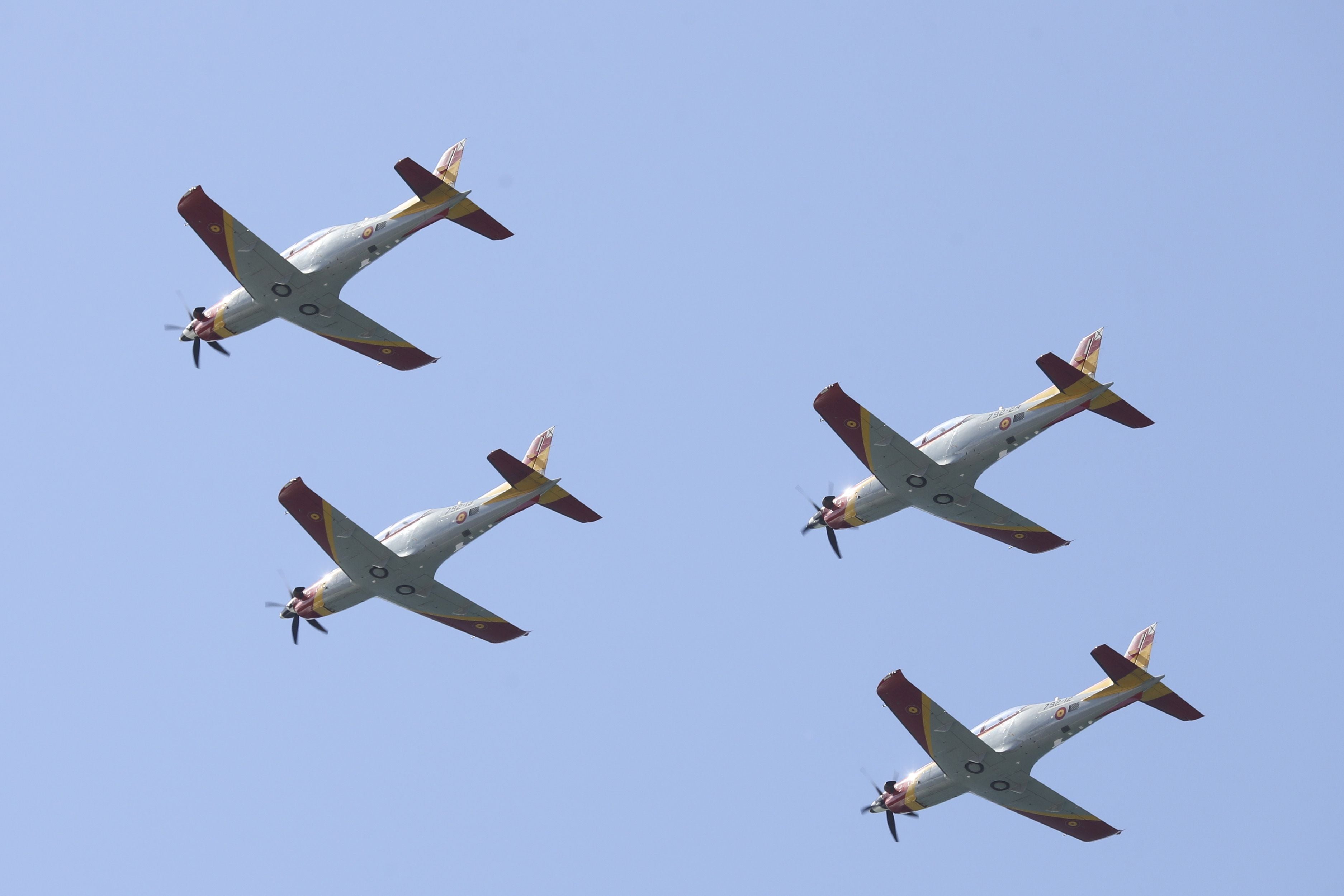 Espectáculo militar en Gijón por tierra, mar y aire con el Rey como invitado de honor