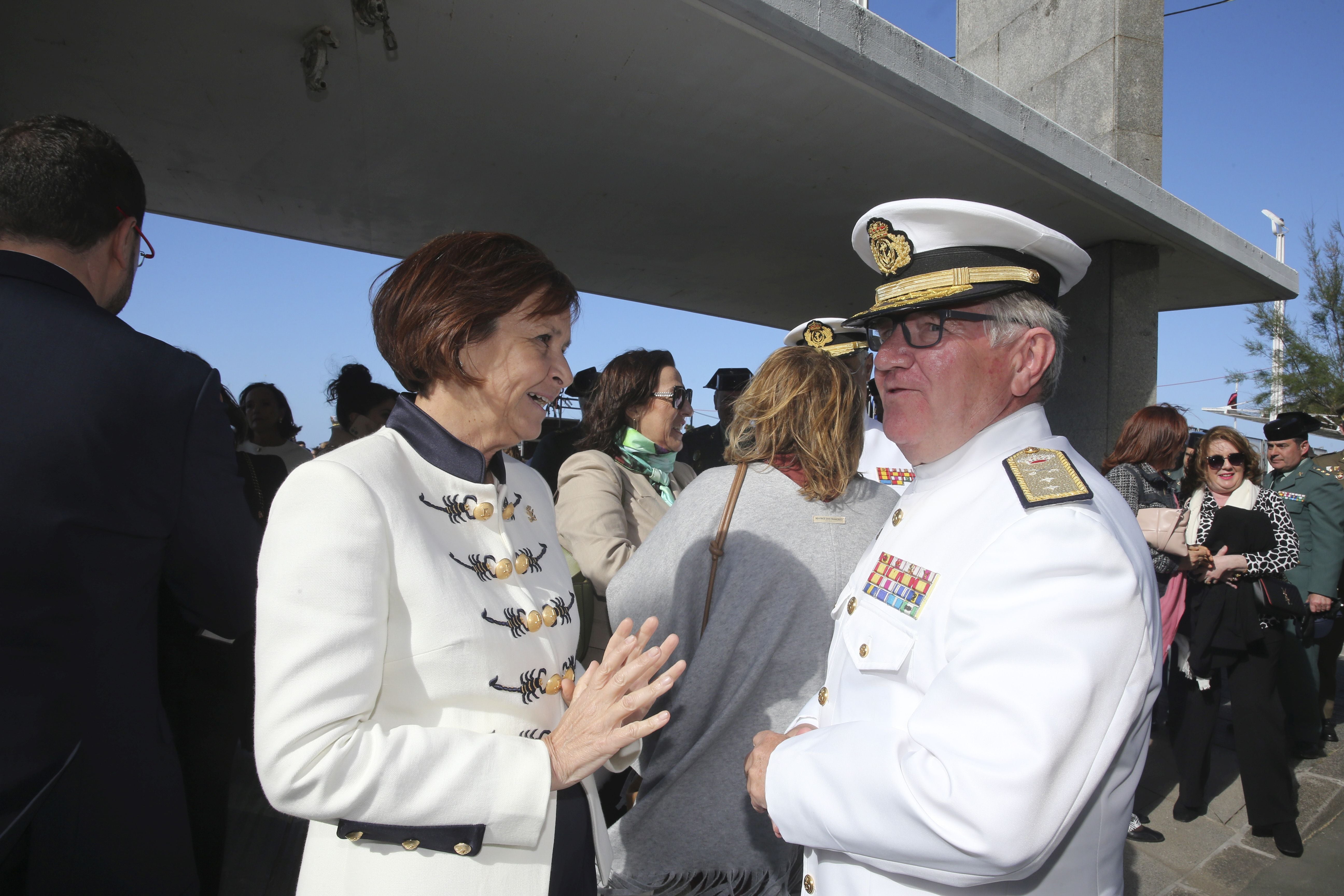 Espectáculo militar en Gijón por tierra, mar y aire con el Rey como invitado de honor