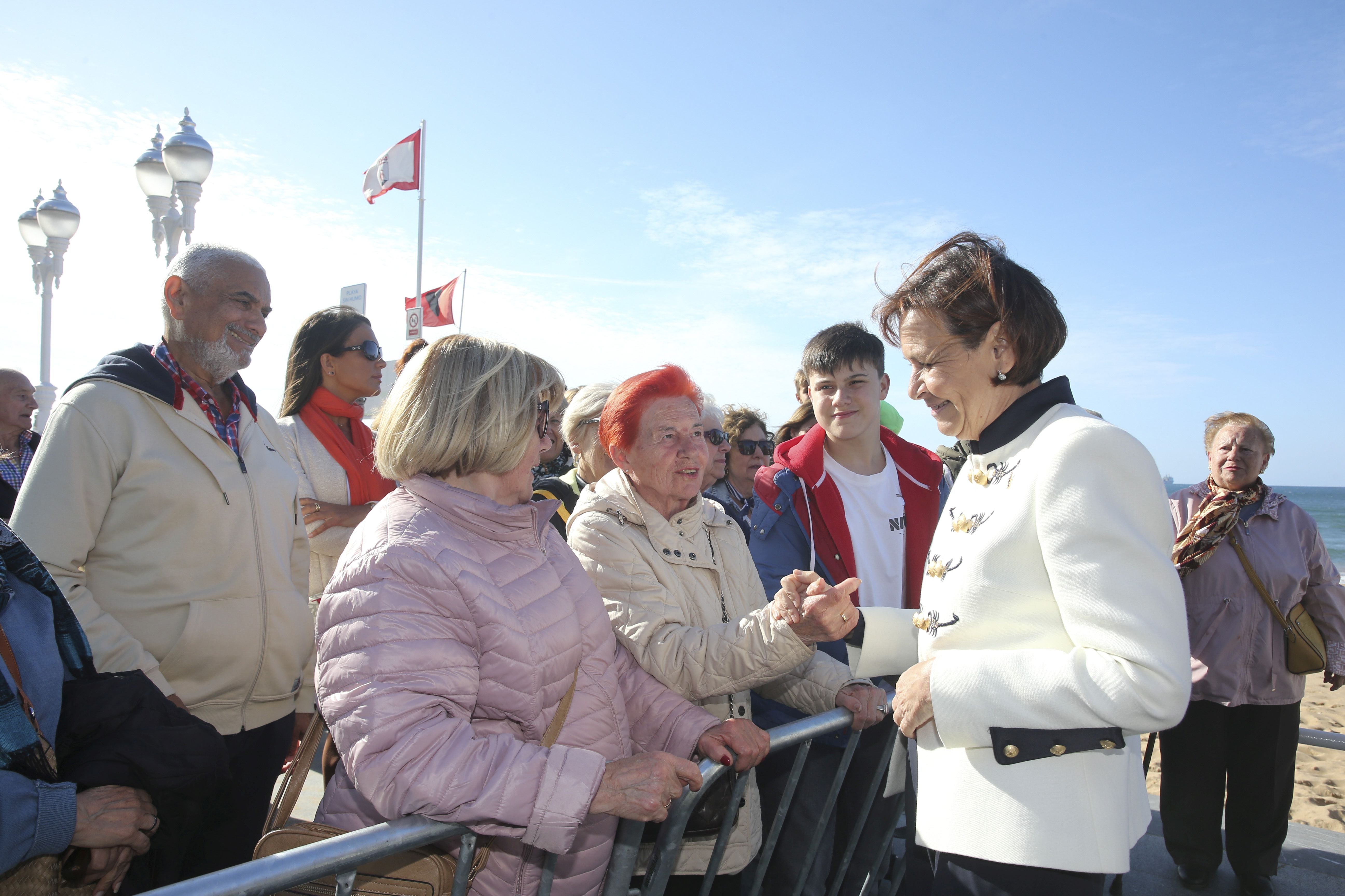 Espectáculo militar en Gijón por tierra, mar y aire con el Rey como invitado de honor