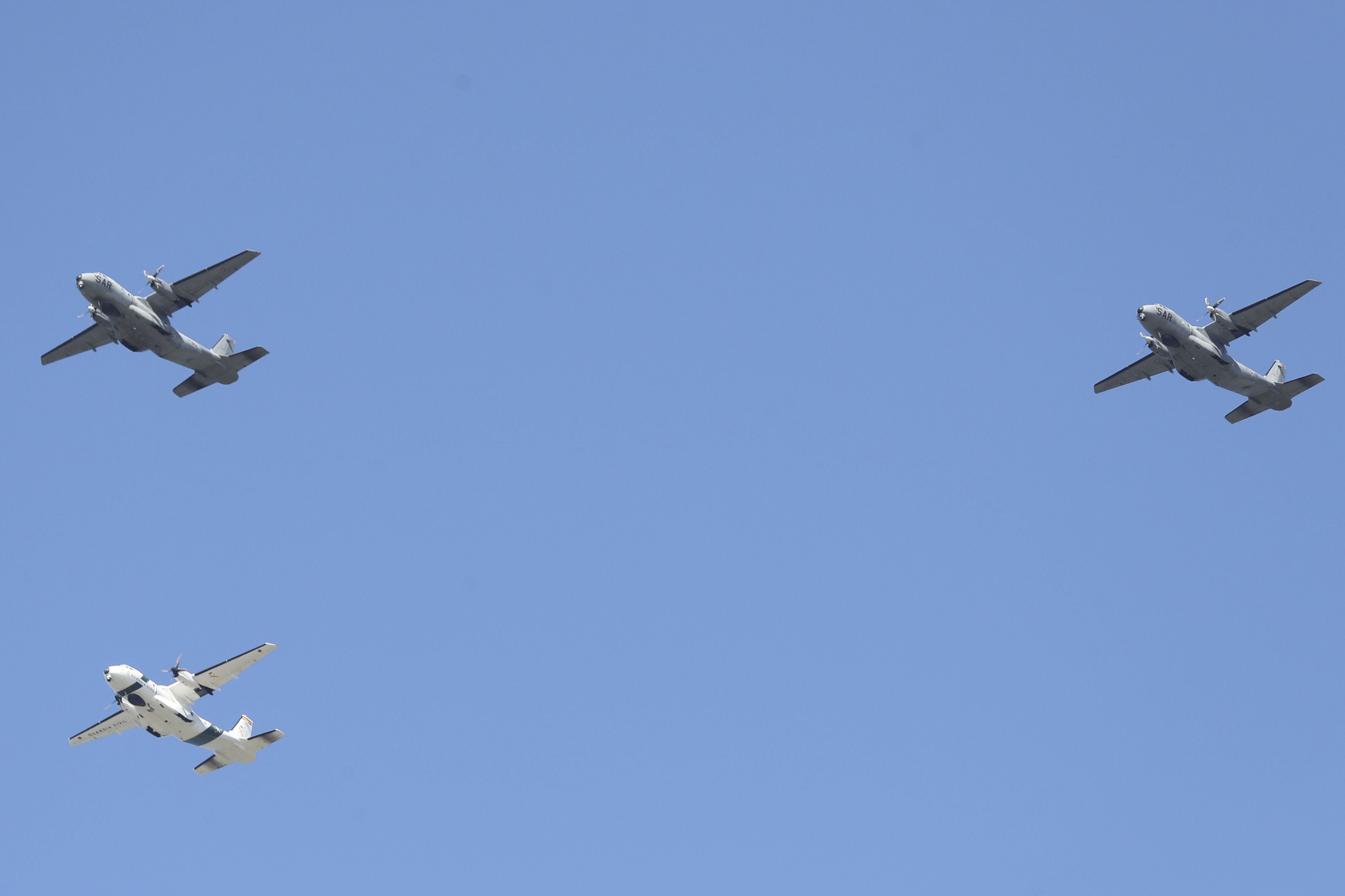 Espectáculo militar en Gijón por tierra, mar y aire con el Rey como invitado de honor