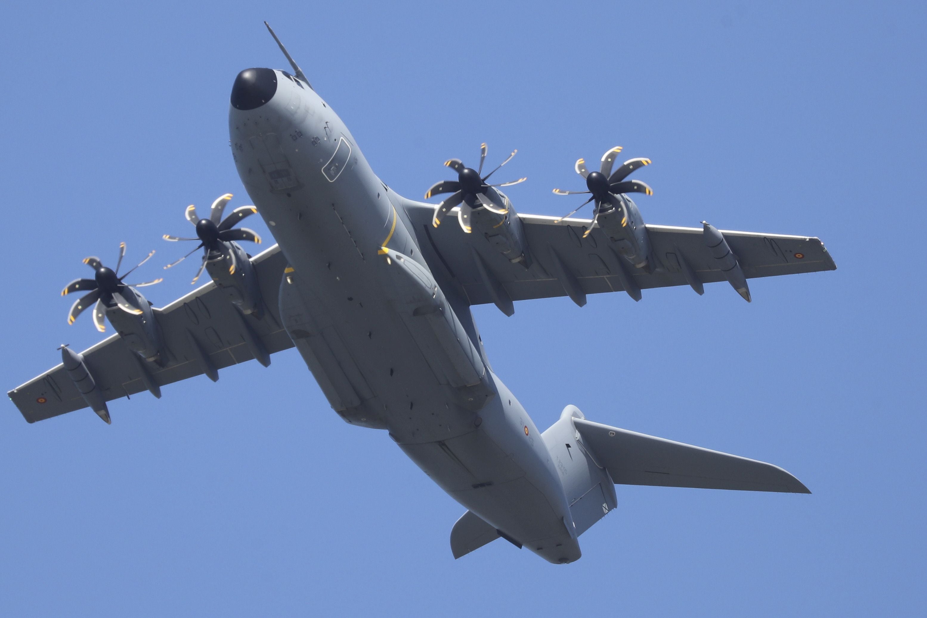 Espectáculo militar en Gijón por tierra, mar y aire con el Rey como invitado de honor