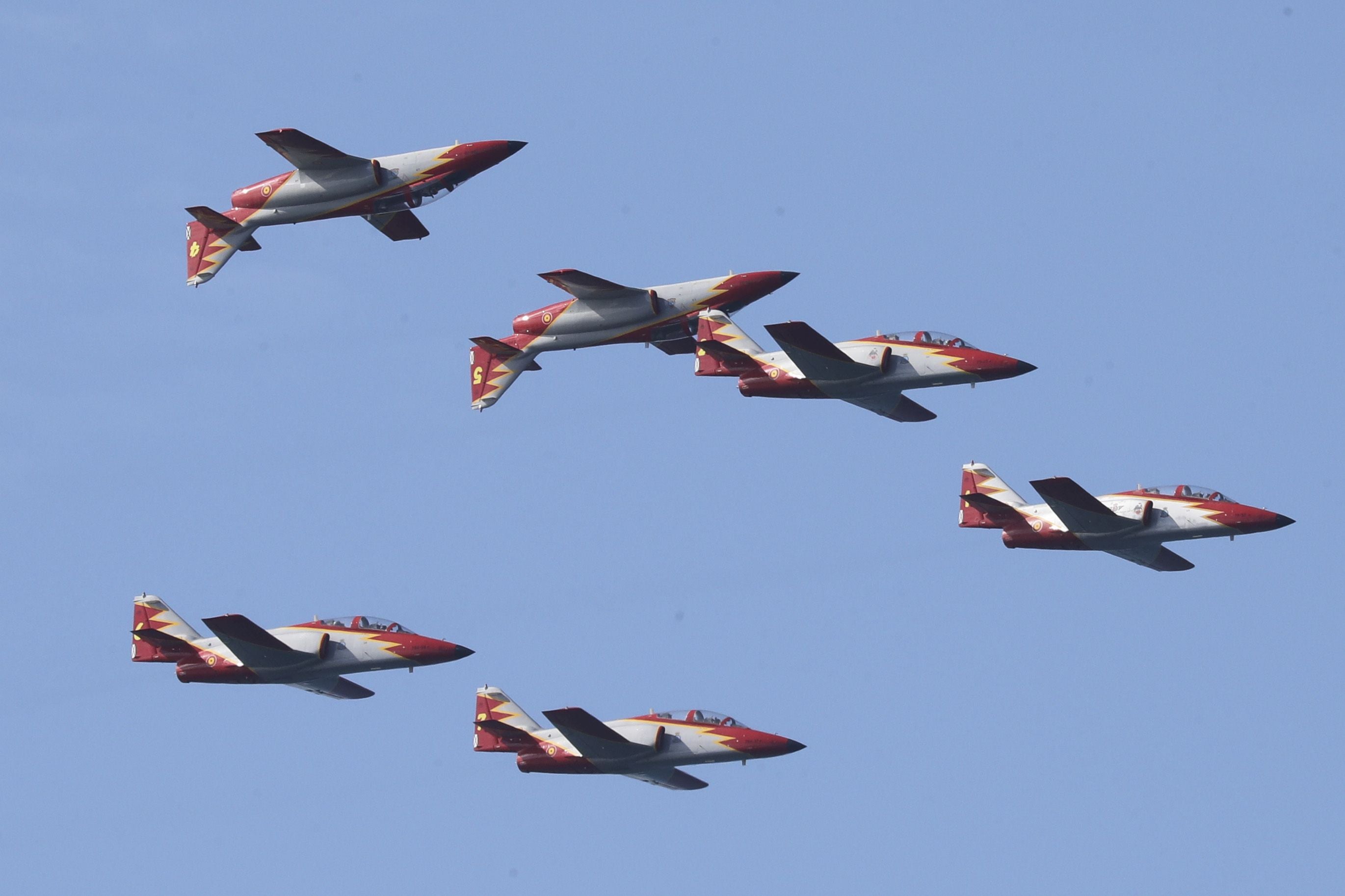 Espectáculo militar en Gijón por tierra, mar y aire con el Rey como invitado de honor