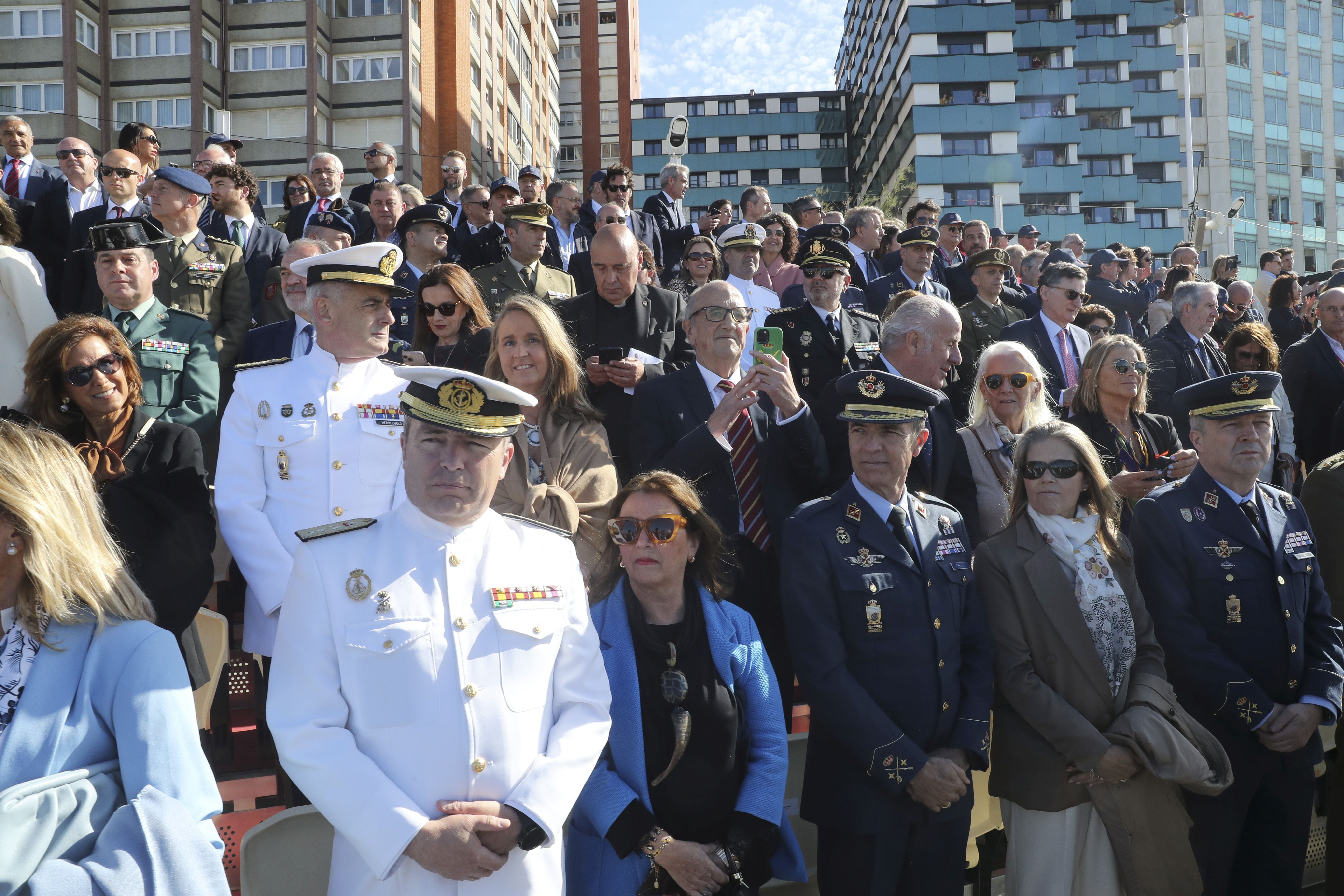 Espectáculo militar en Gijón por tierra, mar y aire con el Rey como invitado de honor