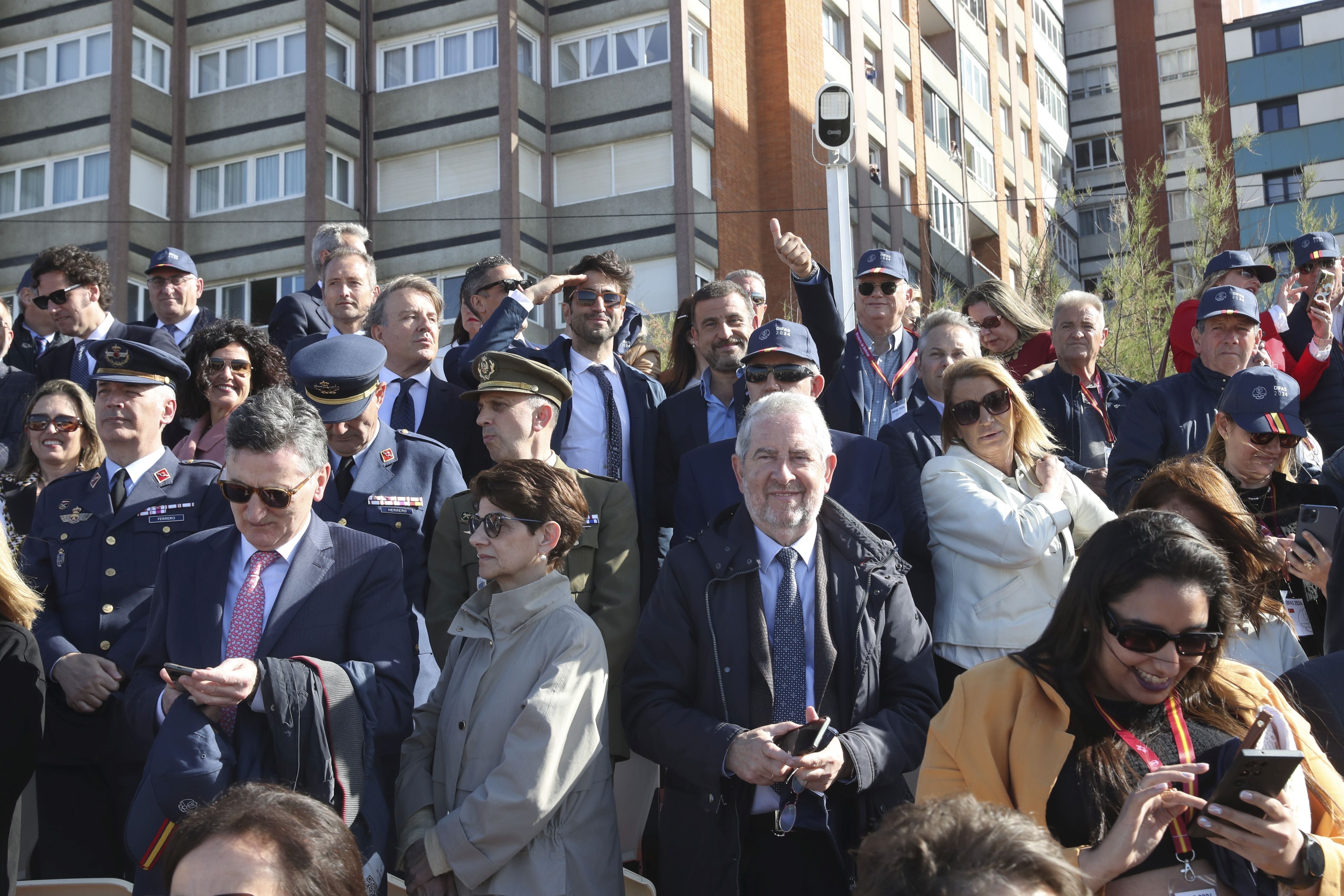 Espectáculo militar en Gijón por tierra, mar y aire con el Rey como invitado de honor