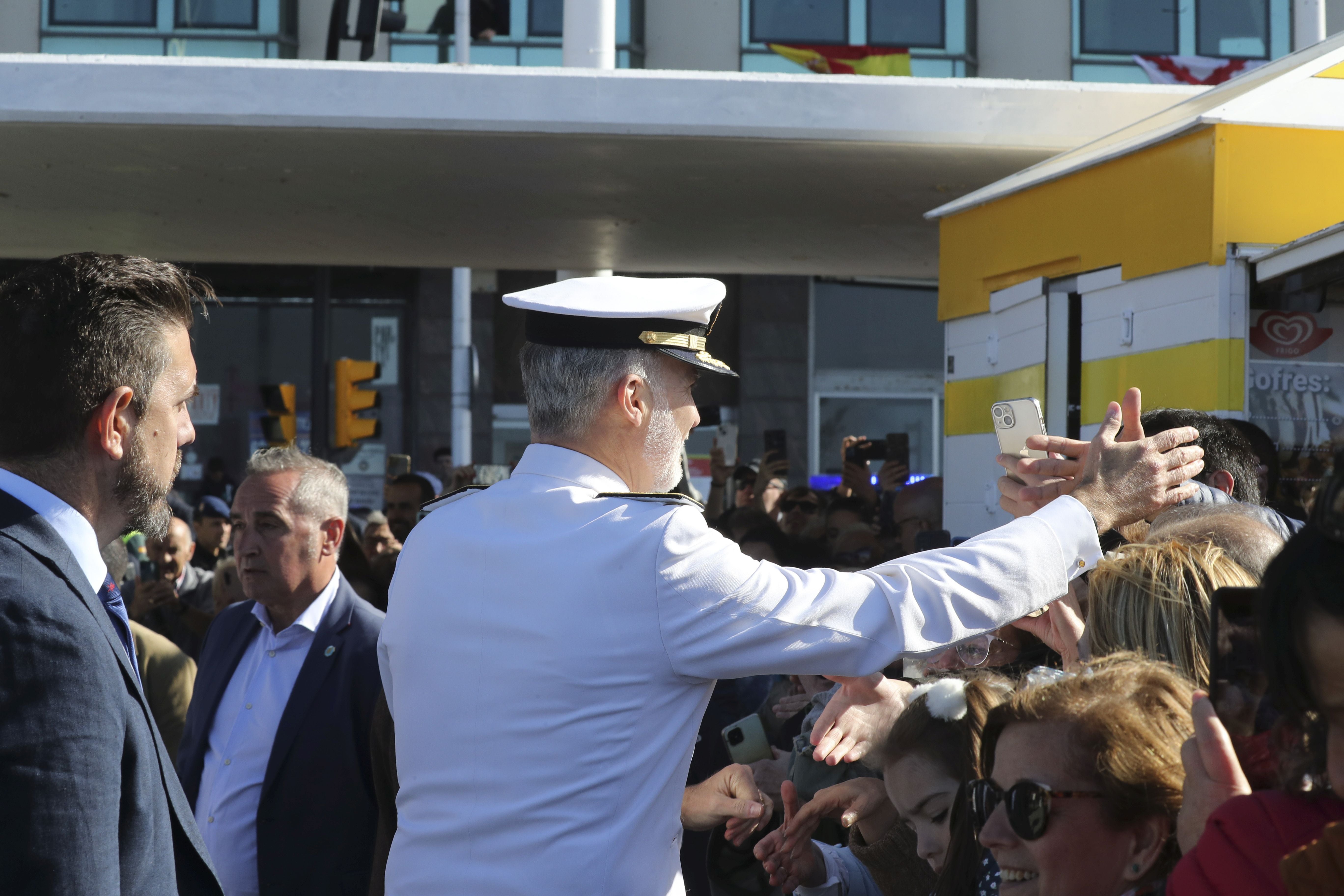 Espectáculo militar en Gijón por tierra, mar y aire con el Rey como invitado de honor