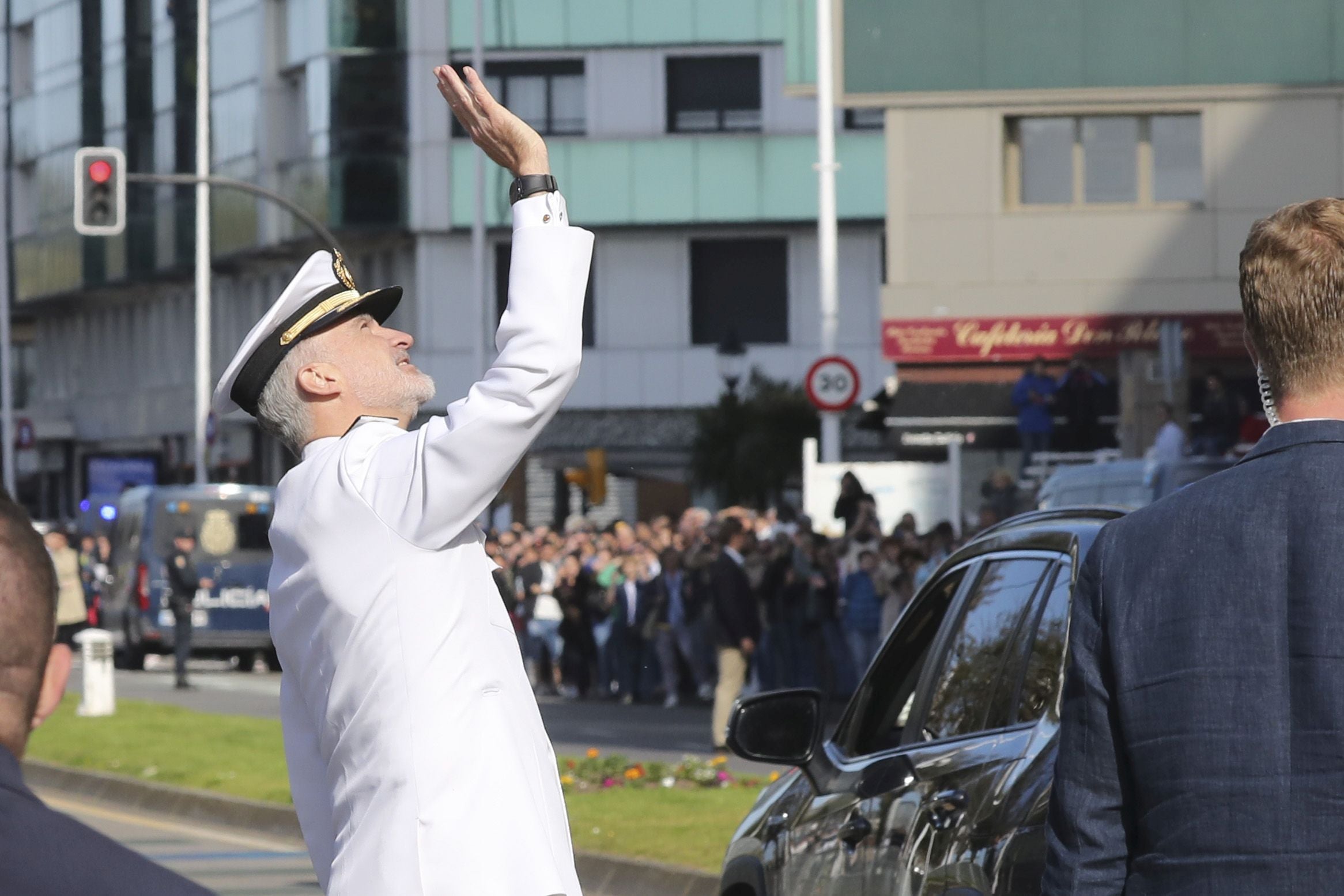 Espectáculo militar en Gijón por tierra, mar y aire con el Rey como invitado de honor