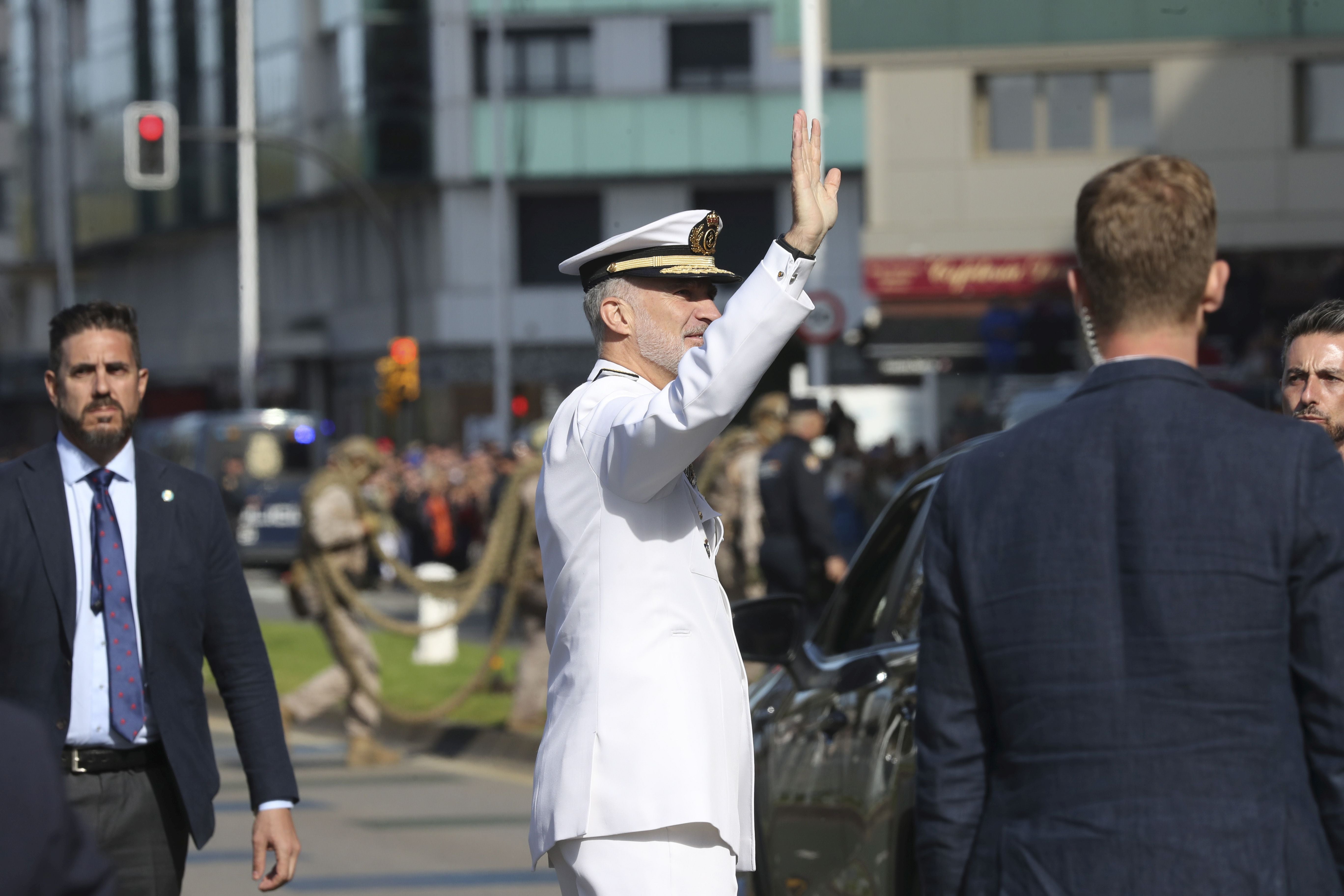 Espectáculo militar en Gijón por tierra, mar y aire con el Rey como invitado de honor