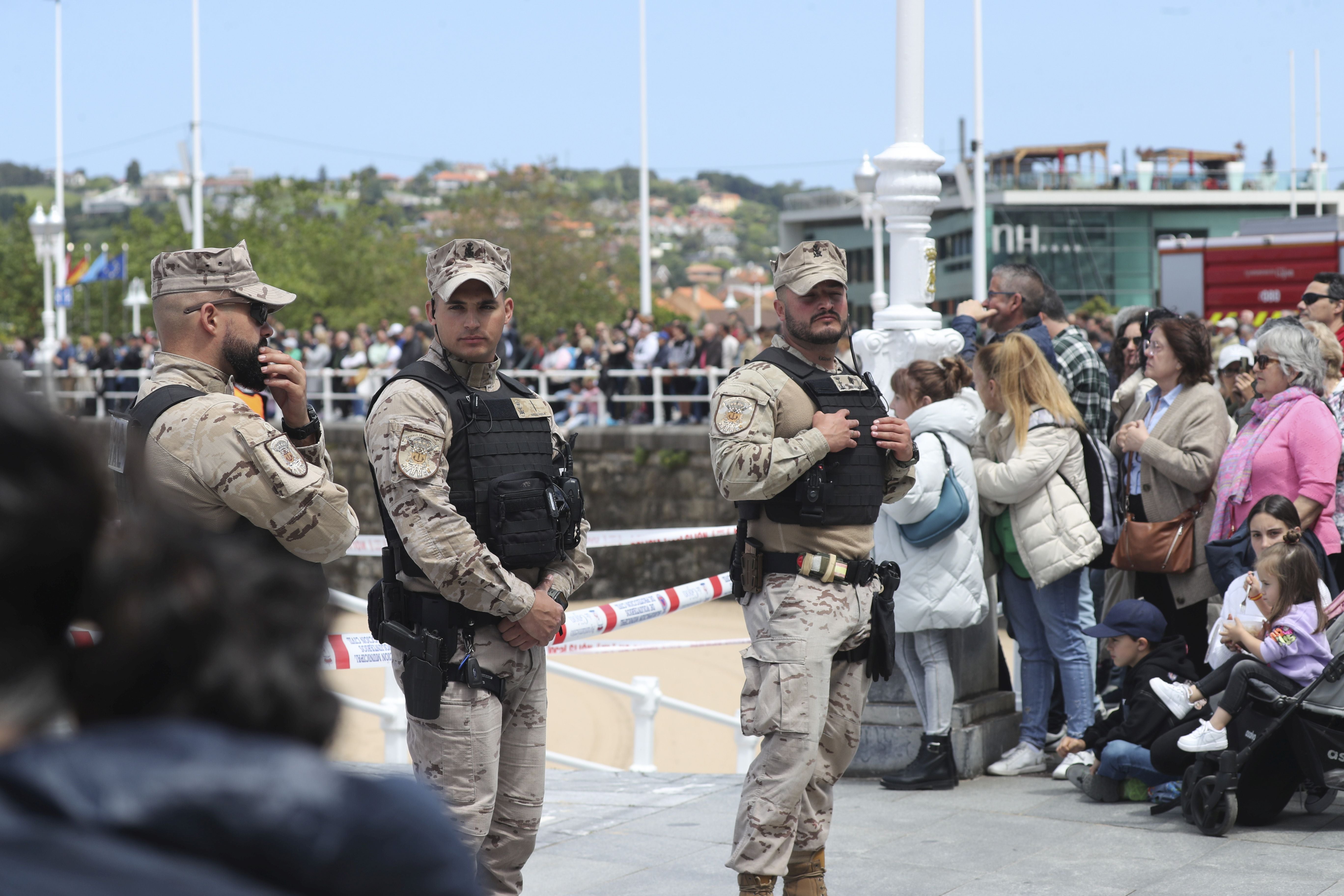 Espectáculo militar en Gijón por tierra, mar y aire con el Rey como invitado de honor