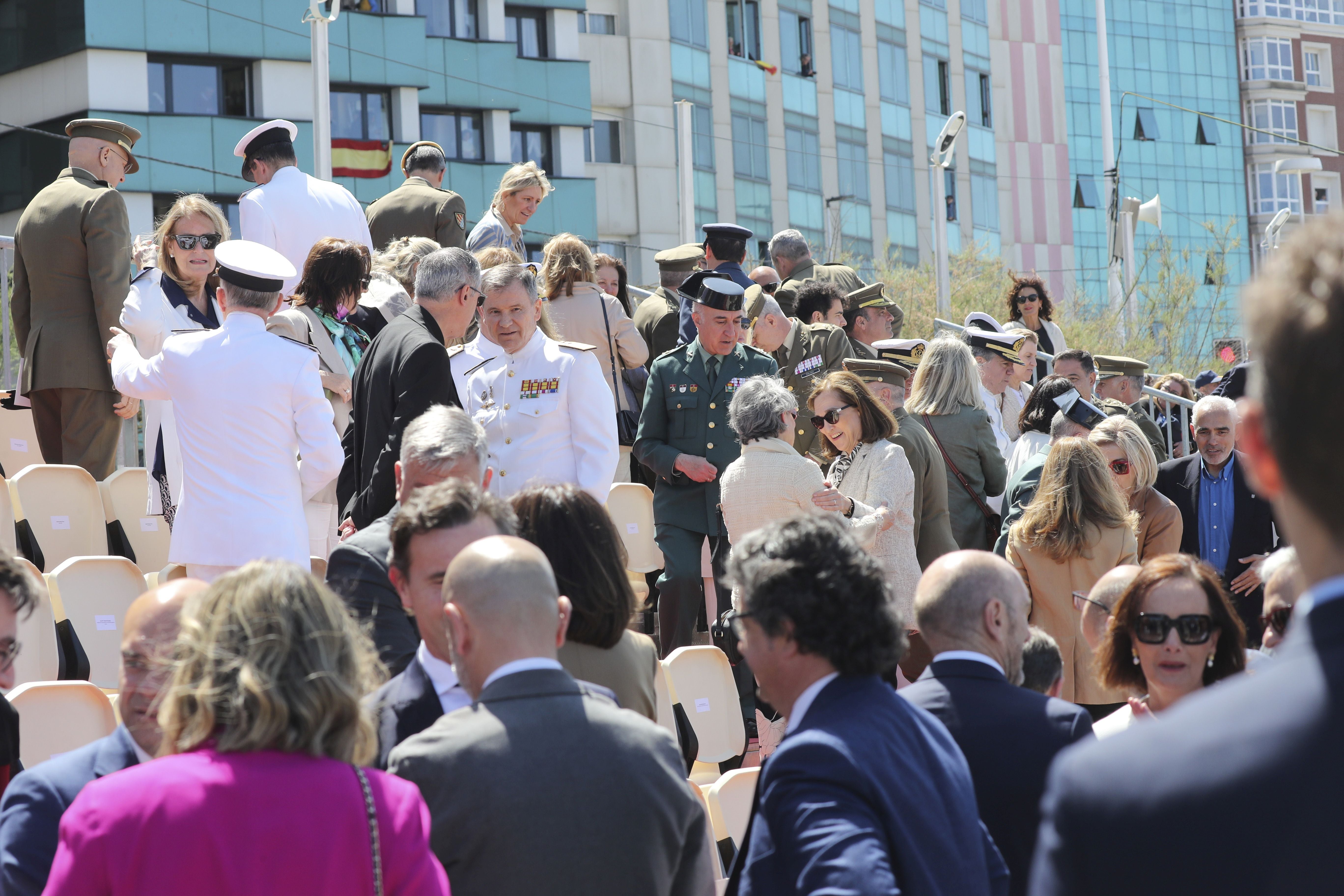 Espectáculo militar en Gijón por tierra, mar y aire con el Rey como invitado de honor