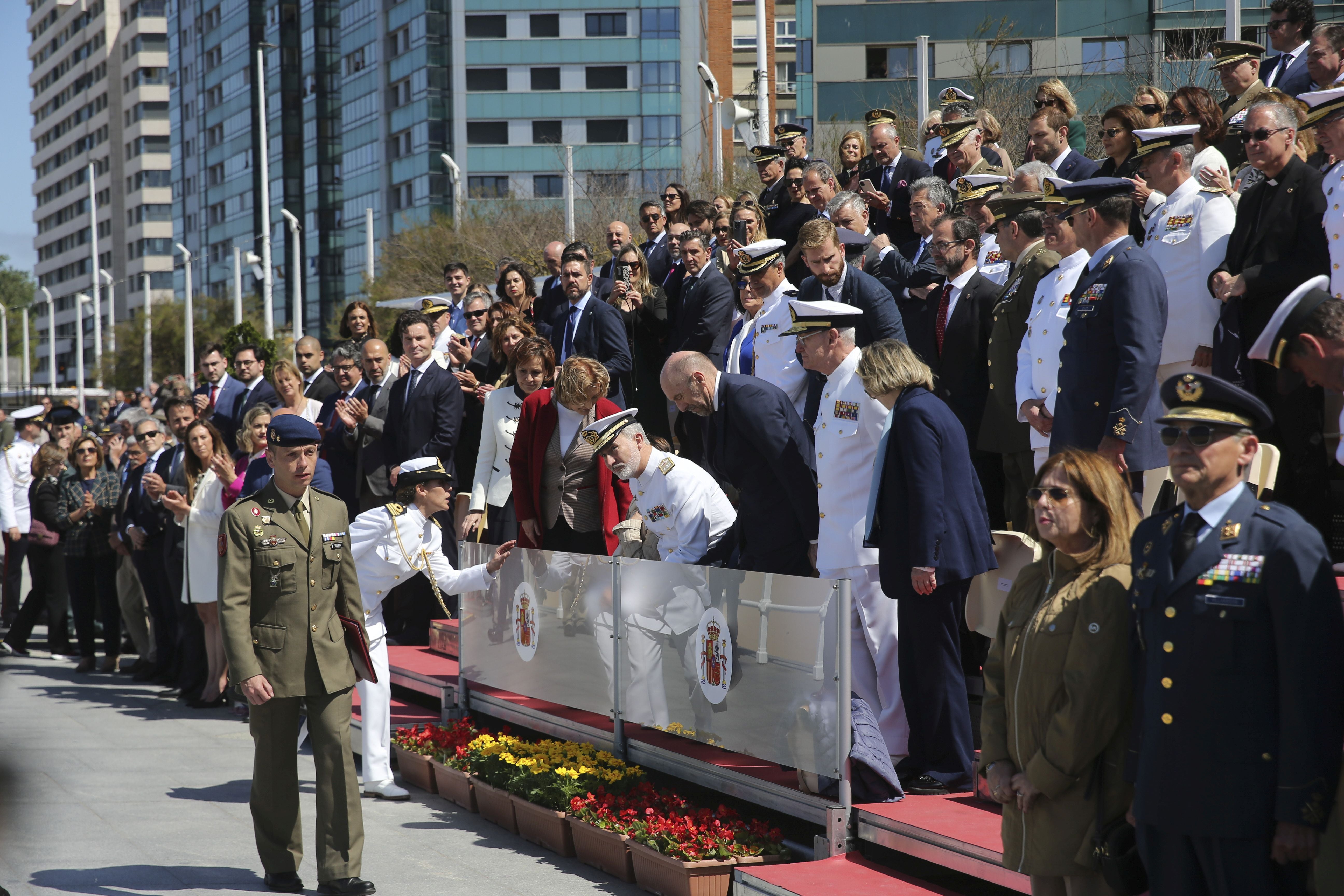 Espectáculo militar en Gijón por tierra, mar y aire con el Rey como invitado de honor