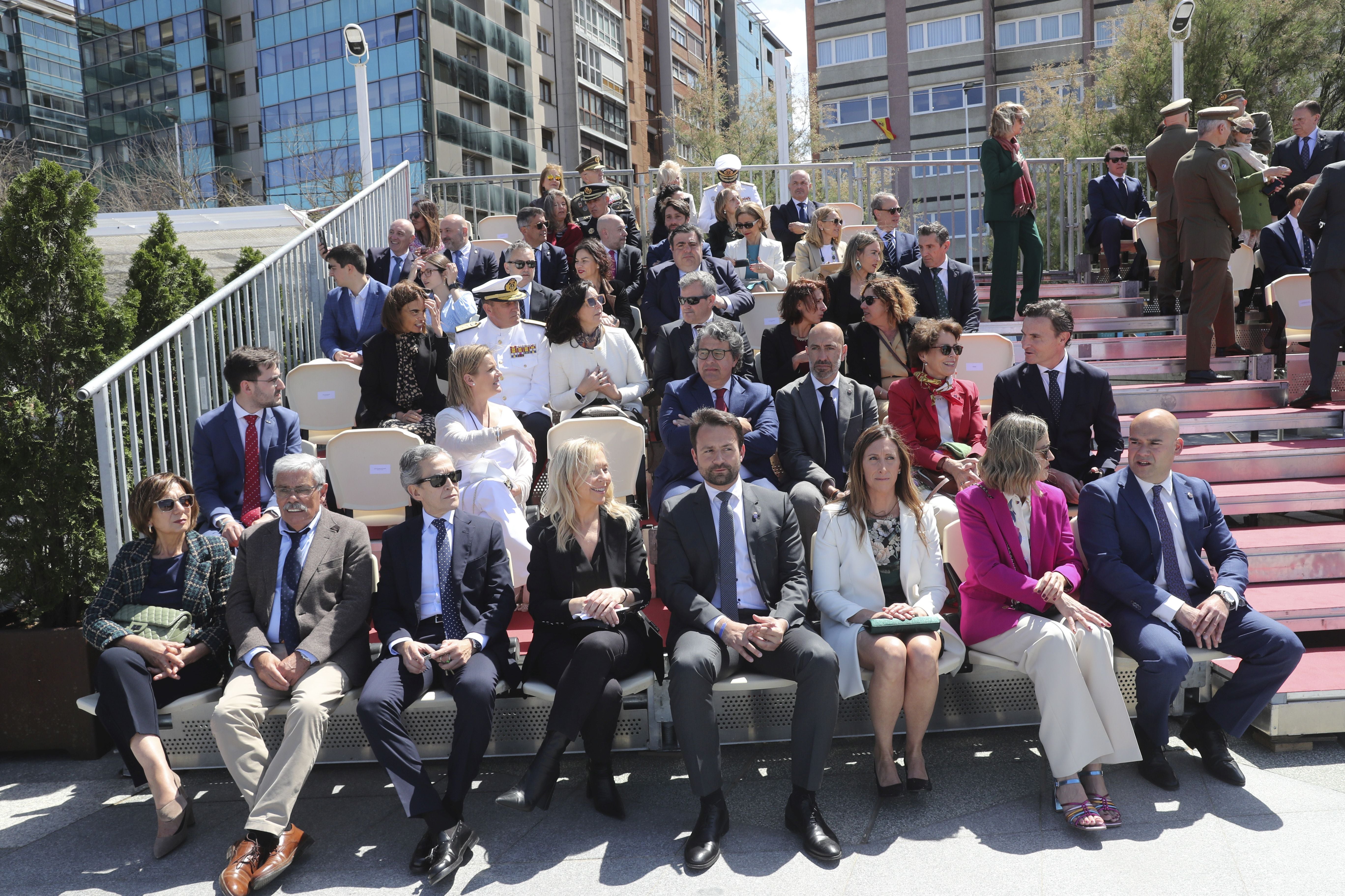 Espectáculo militar en Gijón por tierra, mar y aire con el Rey como invitado de honor