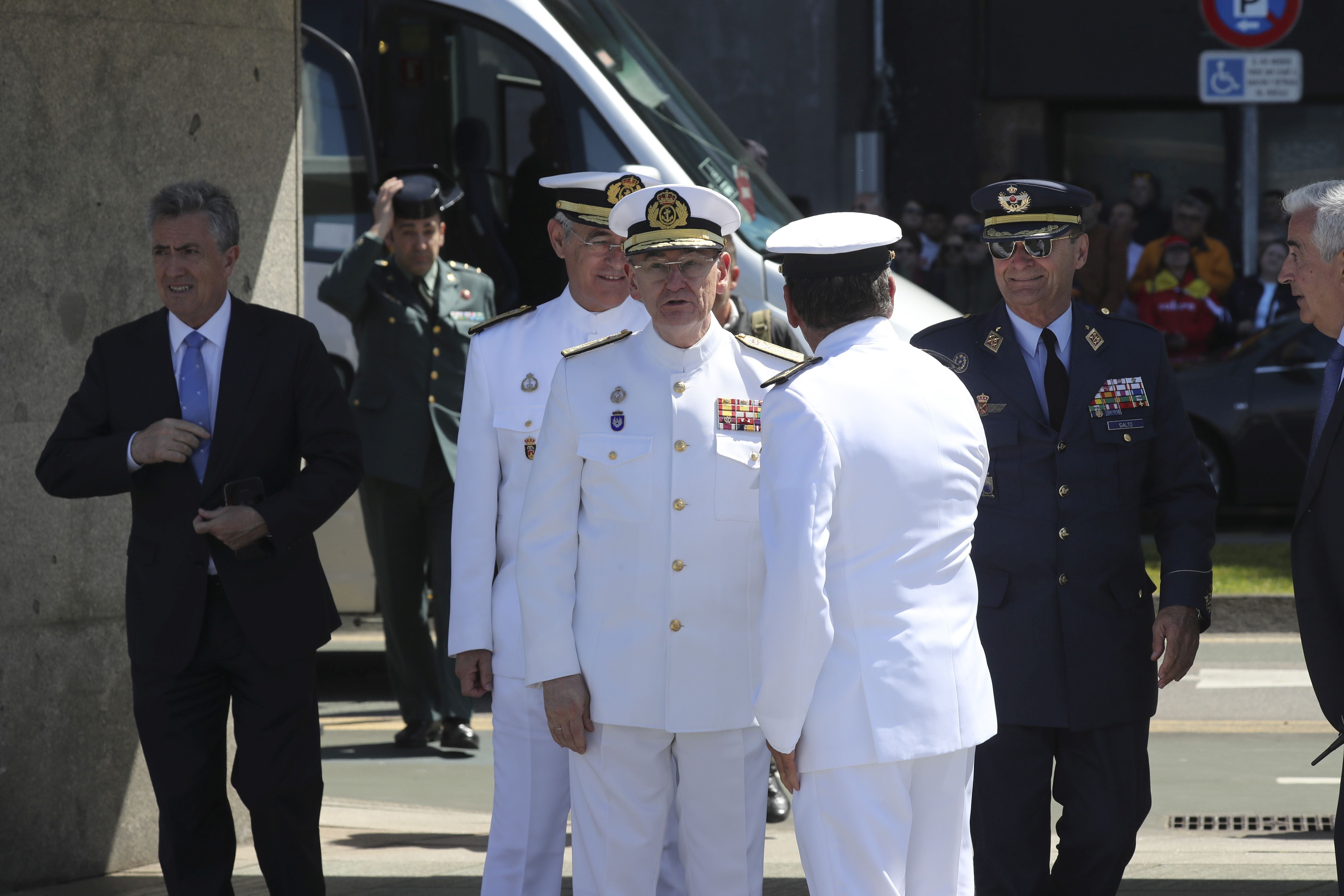 Espectáculo militar en Gijón por tierra, mar y aire con el Rey como invitado de honor