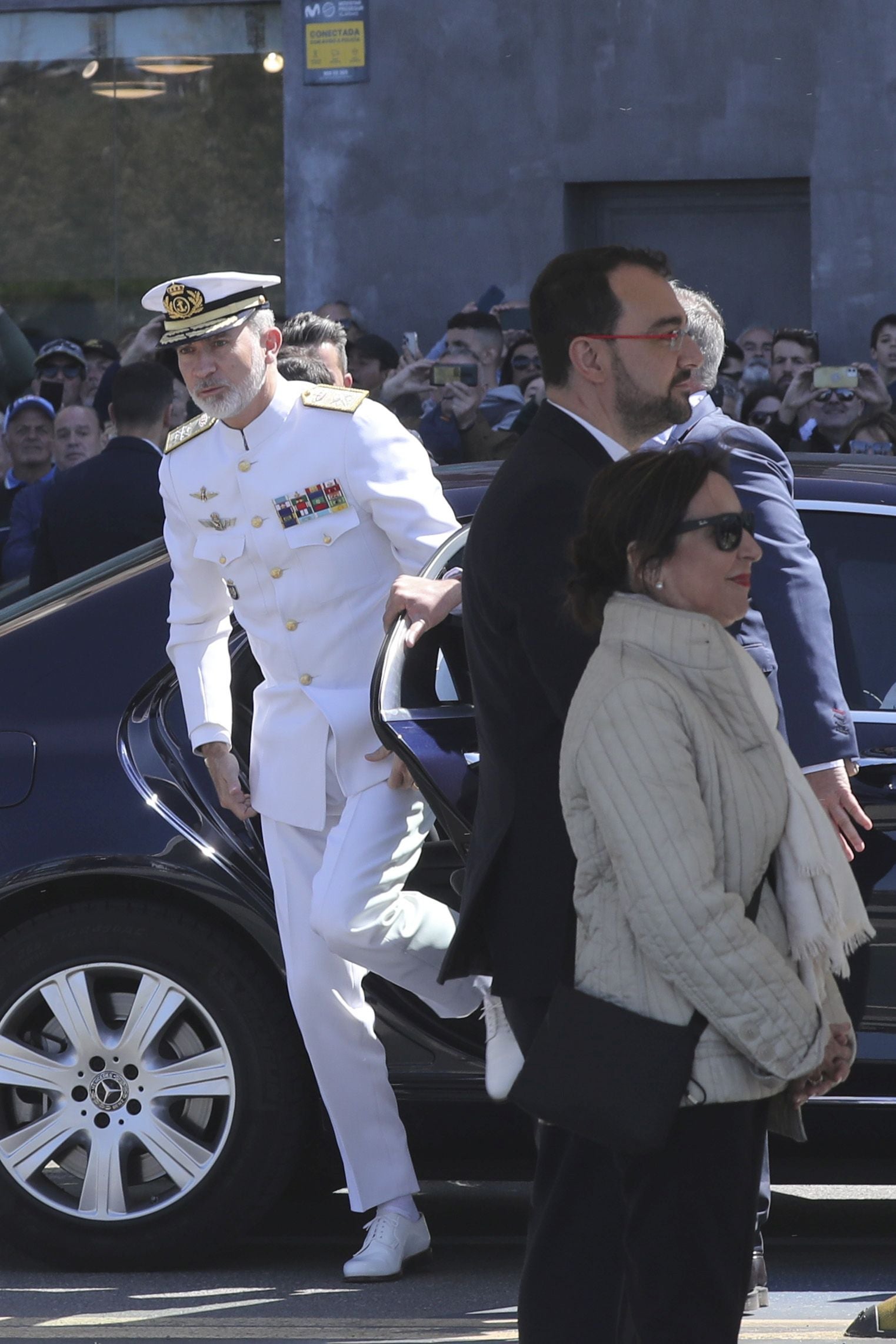 Espectáculo militar en Gijón por tierra, mar y aire con el Rey como invitado de honor