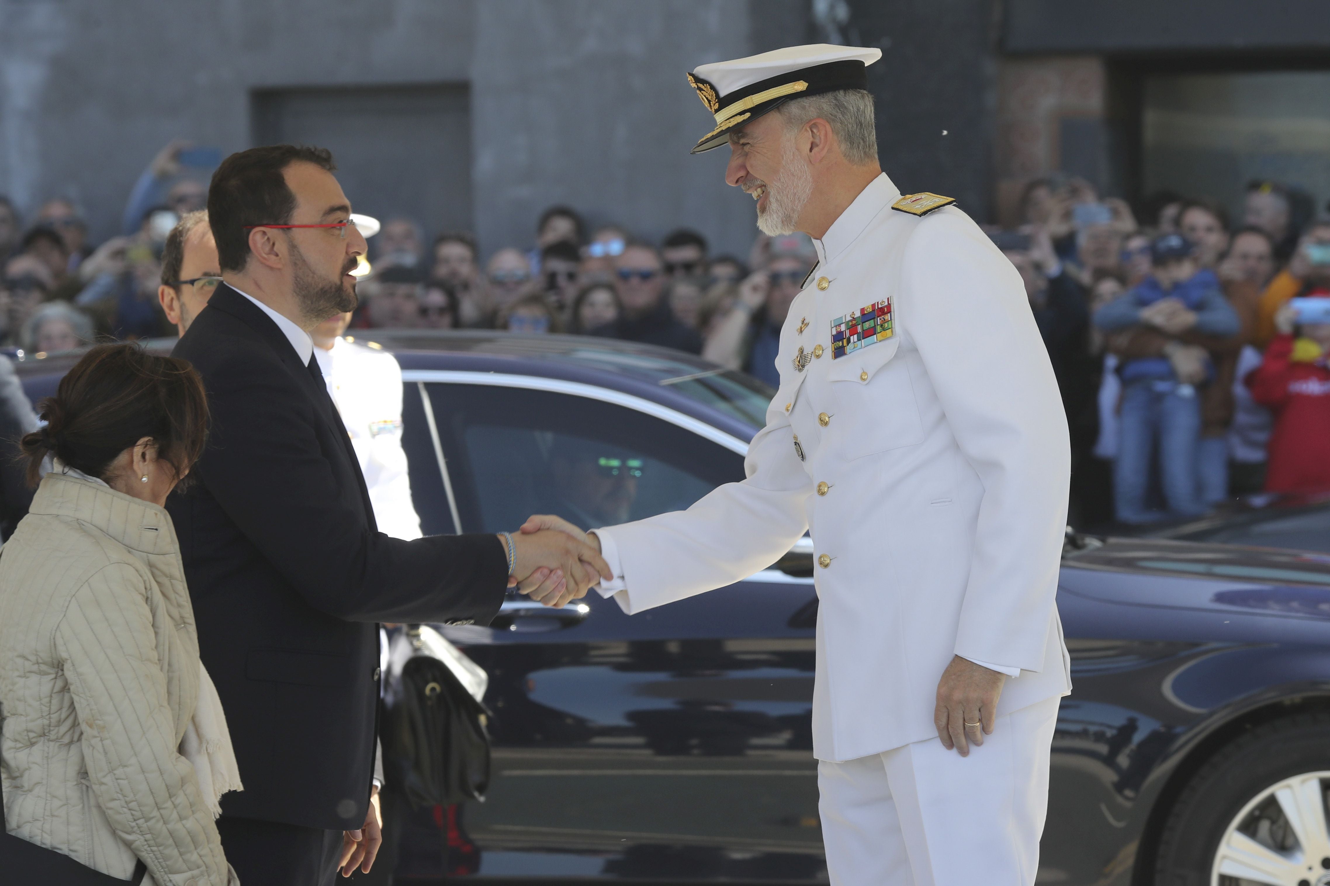 Espectáculo militar en Gijón por tierra, mar y aire con el Rey como invitado de honor