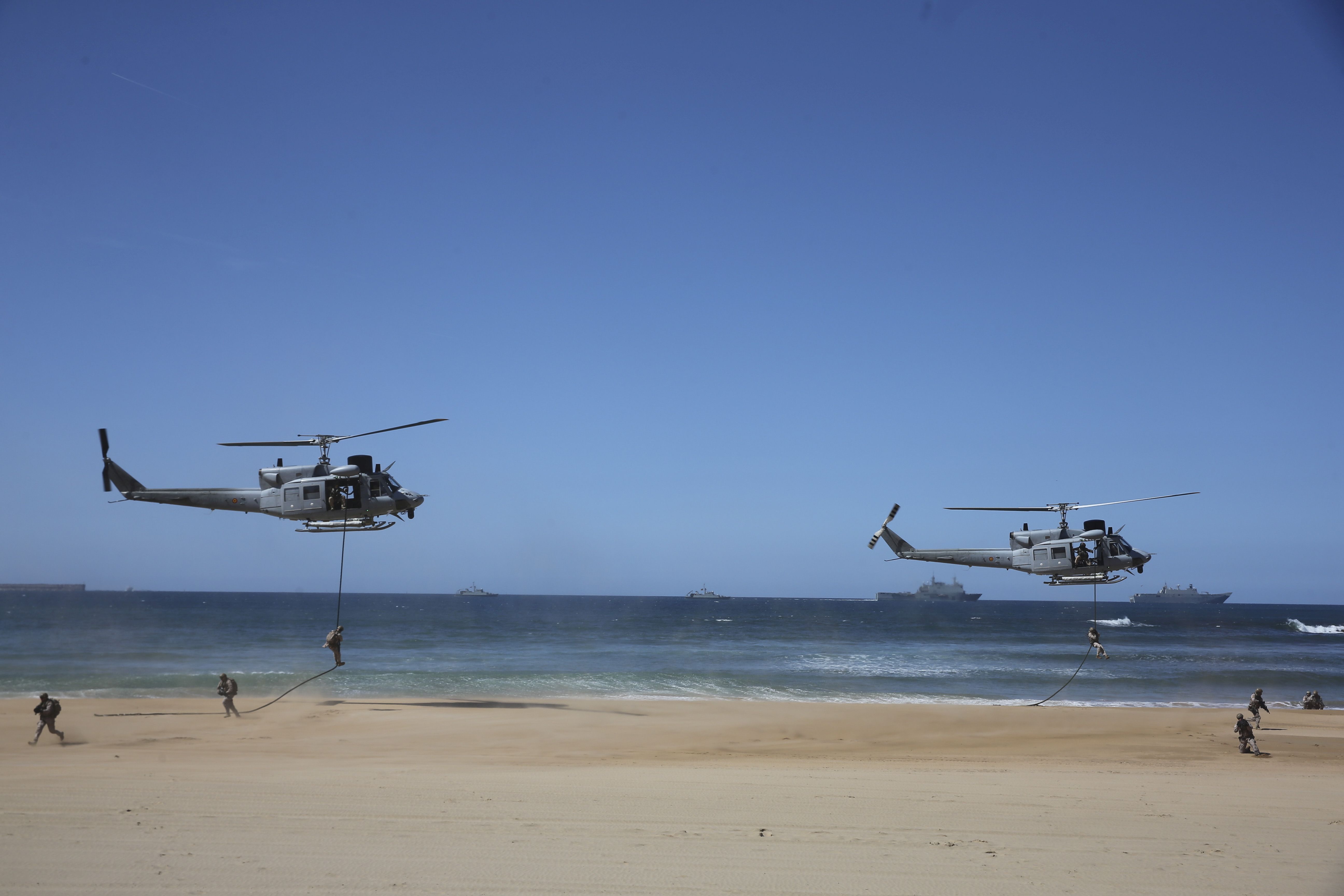 Espectáculo militar en Gijón por tierra, mar y aire con el Rey como invitado de honor