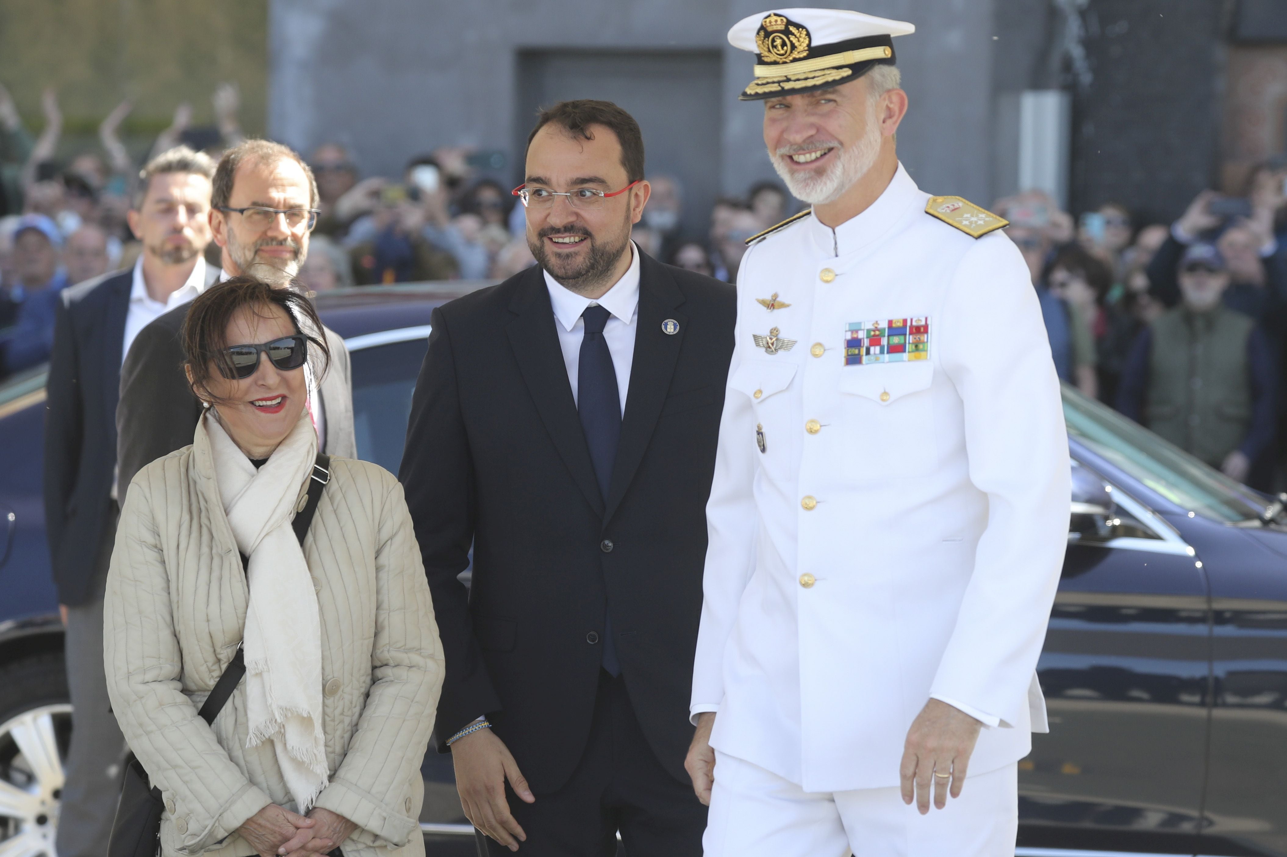 Espectáculo militar en Gijón por tierra, mar y aire con el Rey como invitado de honor