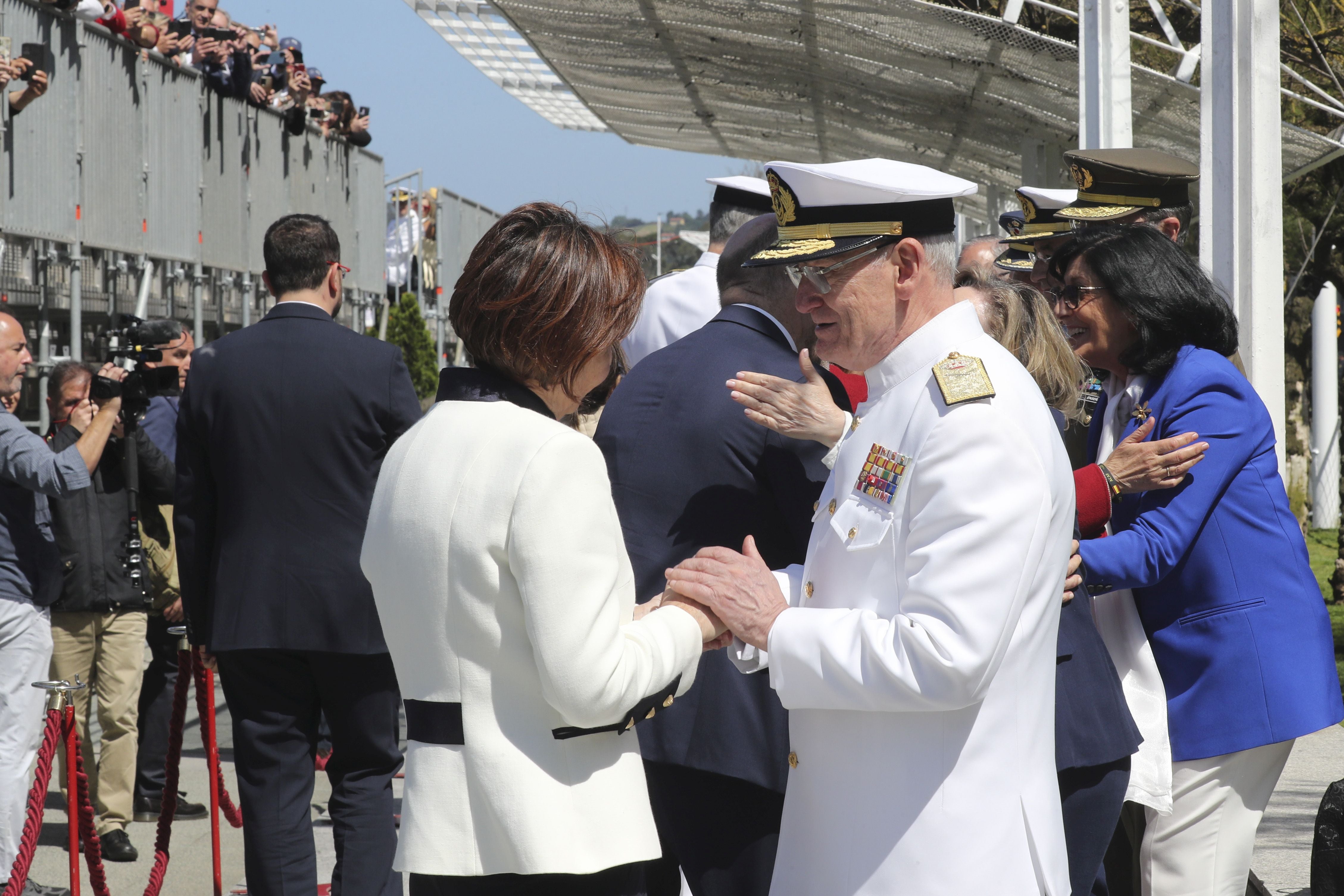 Espectáculo militar en Gijón por tierra, mar y aire con el Rey como invitado de honor