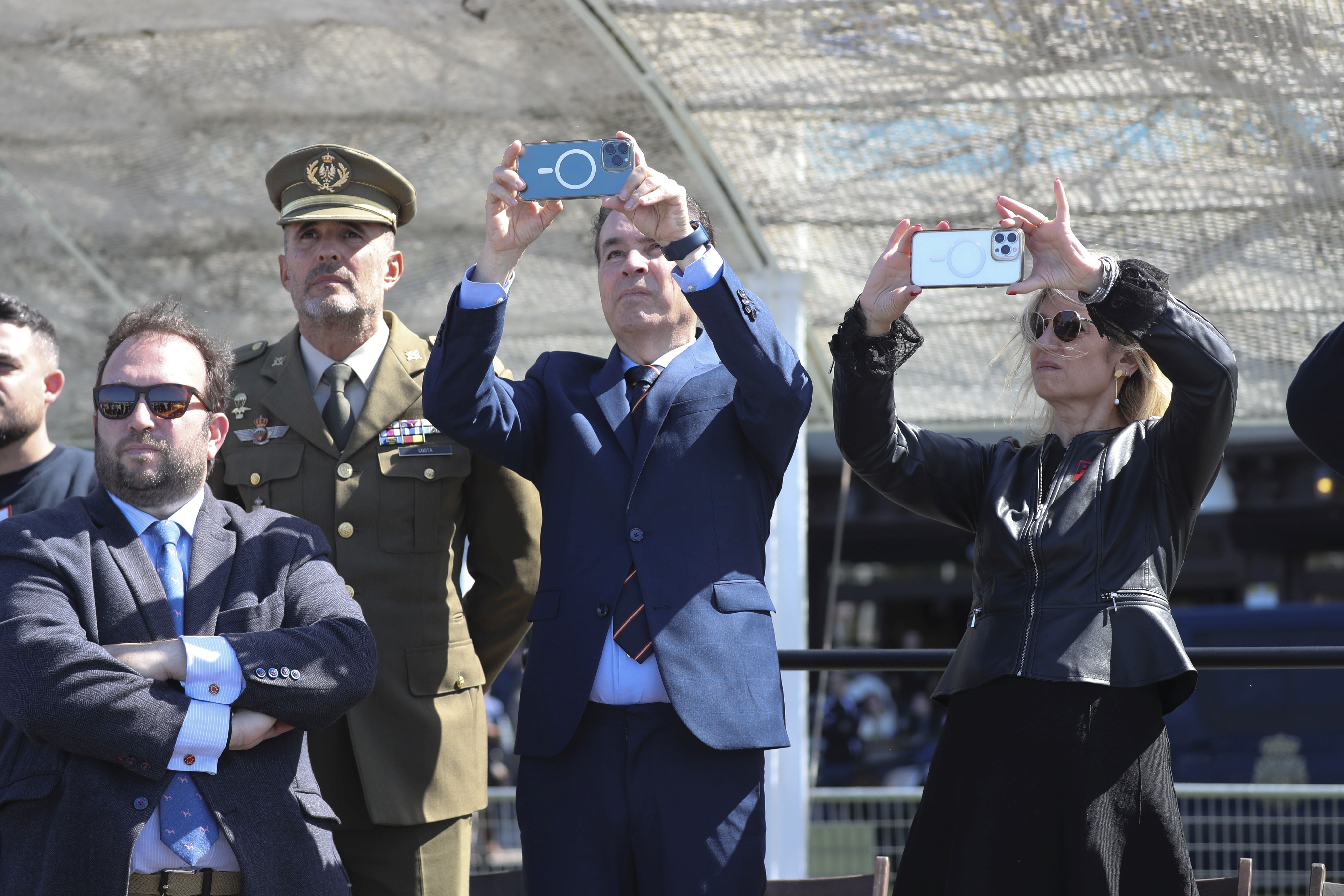 Espectáculo militar en Gijón por tierra, mar y aire con el Rey como invitado de honor