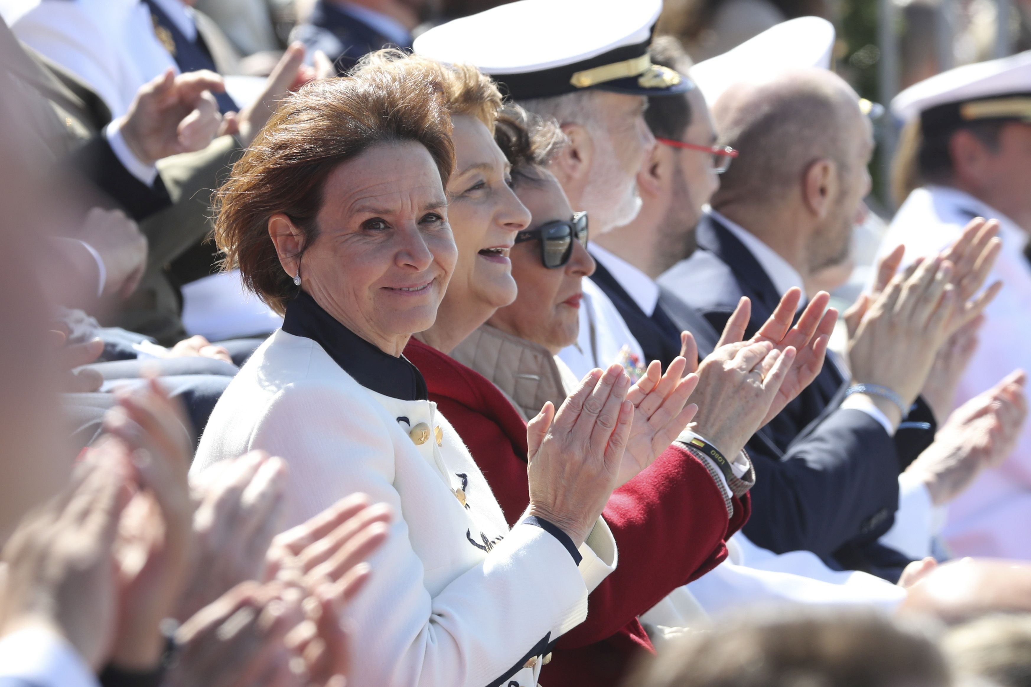 Espectáculo militar en Gijón por tierra, mar y aire con el Rey como invitado de honor