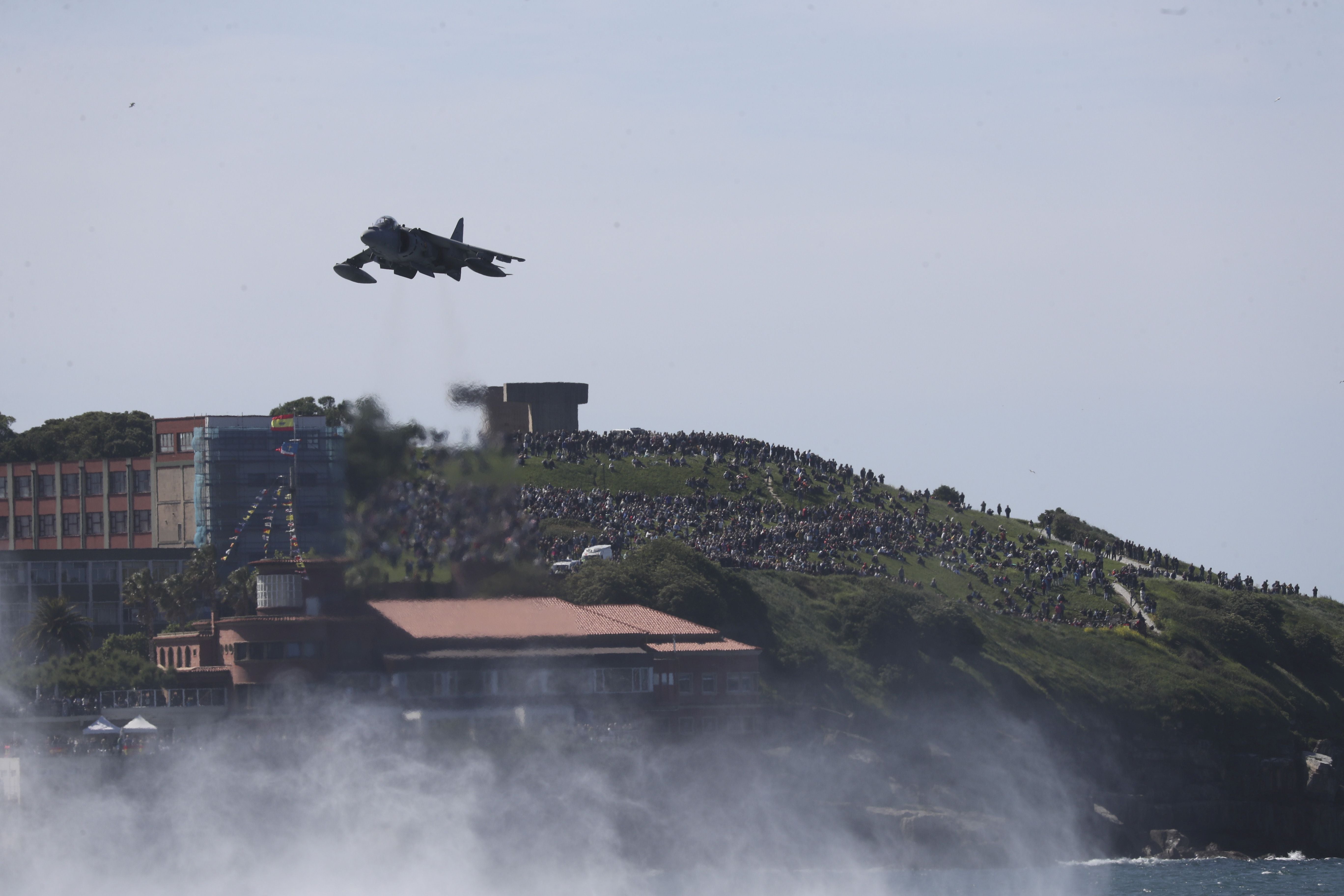 Espectáculo militar en Gijón por tierra, mar y aire con el Rey como invitado de honor