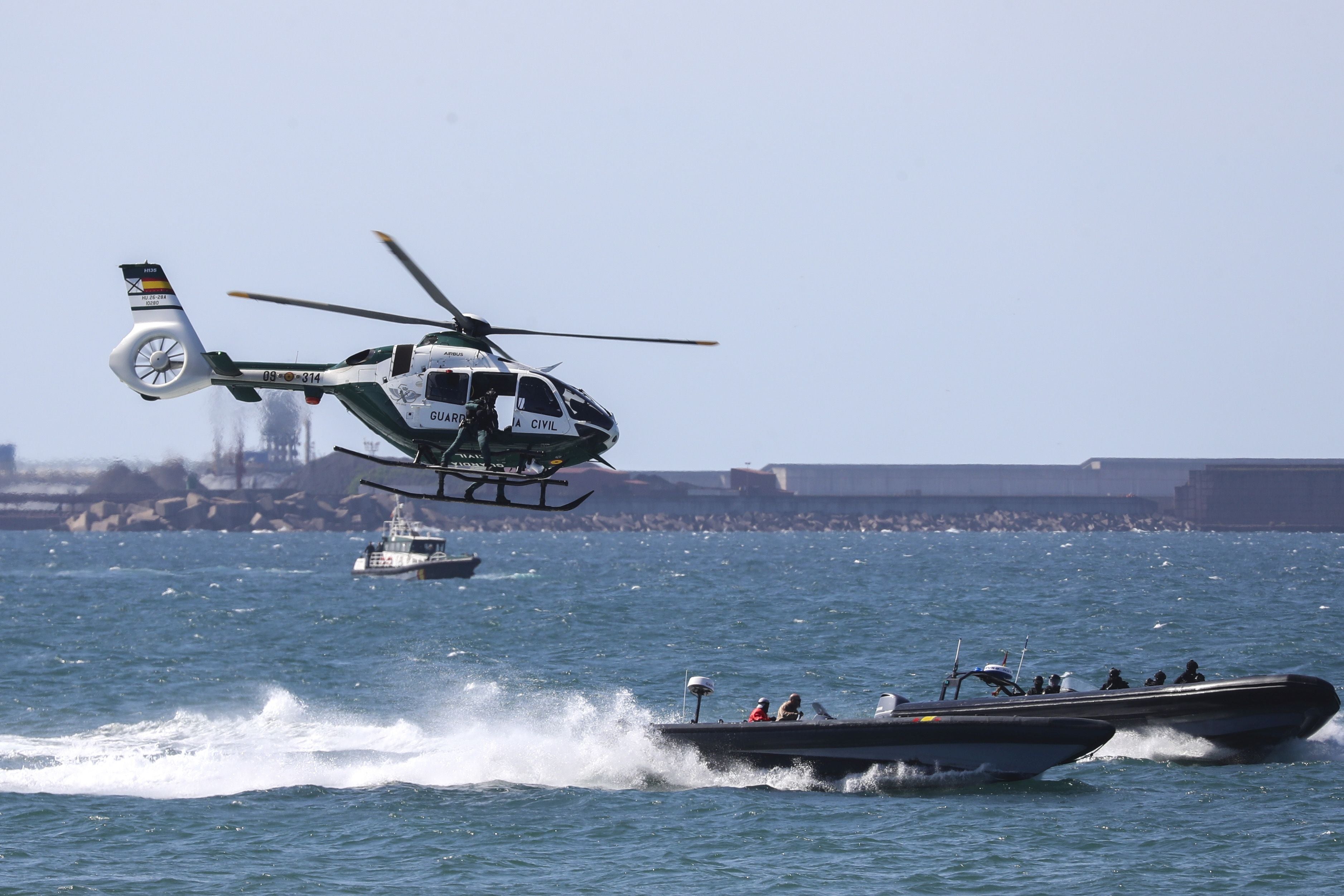 Espectáculo militar en Gijón por tierra, mar y aire con el Rey como invitado de honor