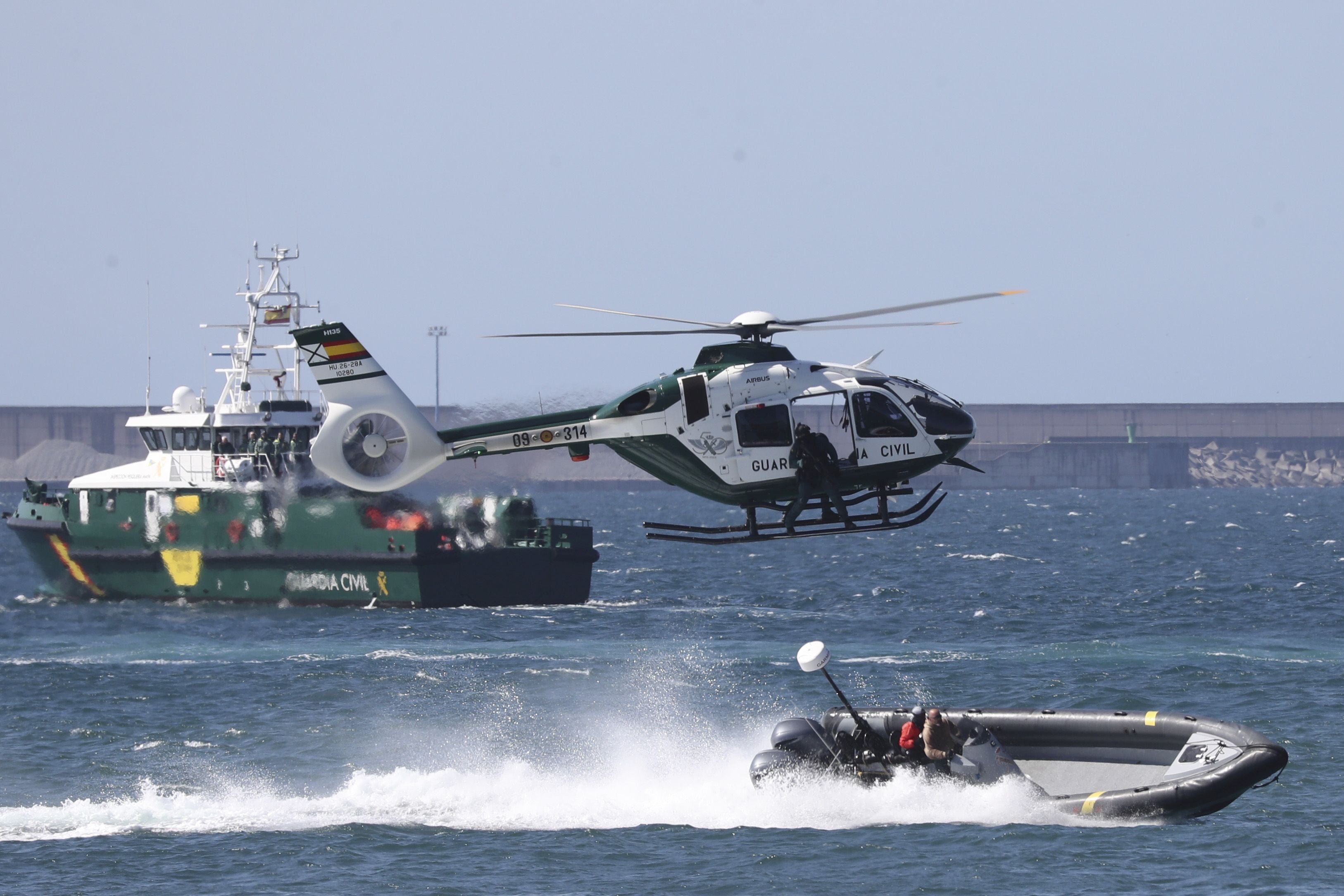 Espectáculo militar en Gijón por tierra, mar y aire con el Rey como invitado de honor