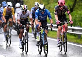 Pelayo, en el centro, durante la etapa del día en el Giro