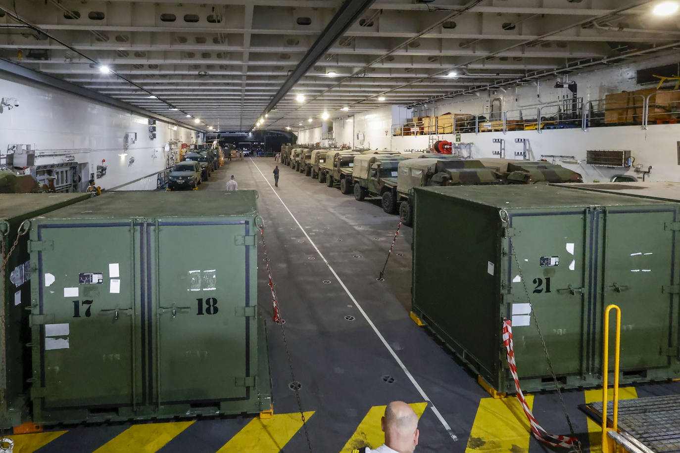 El portaaeronaves más grande de España, frente a la costa de Gijón