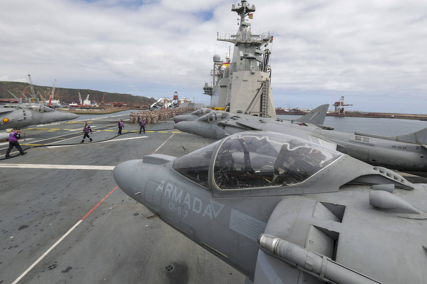 El portaaeronaves más grande de España, frente a la costa de Gijón