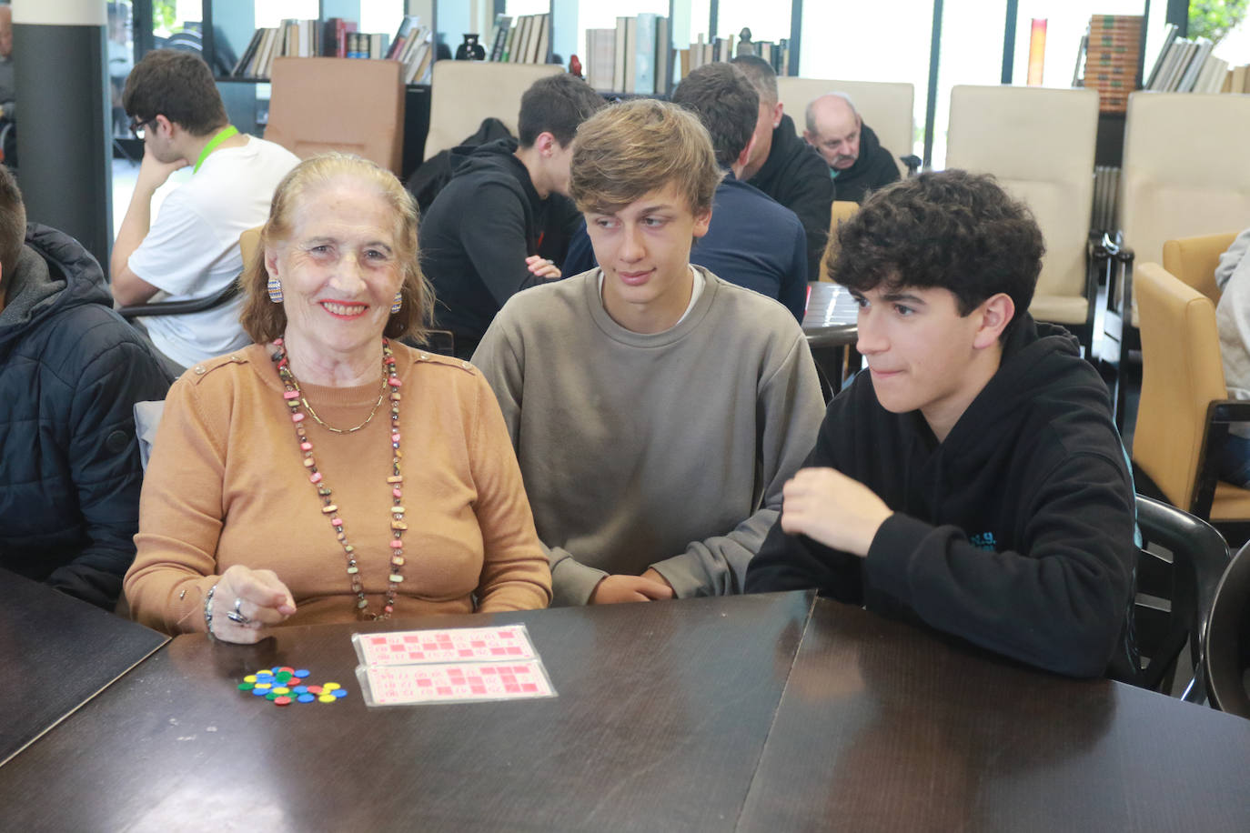 Estudiantes portugueses acompañan a los mayores de la residencia El Lauredal