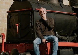 Luis Gutiérrez, en la locomotora del Barrio de la Estación de Haro (La Rioja), conocido por sus bodegas.