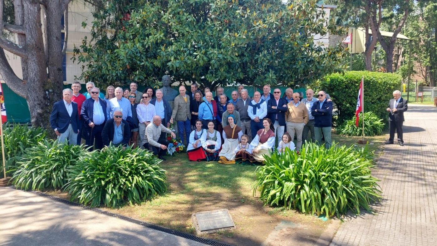 Socios veteranos y miembros de la junta directiva de Joaquín Miranda, ante el busto de Jesús Revuelta.
