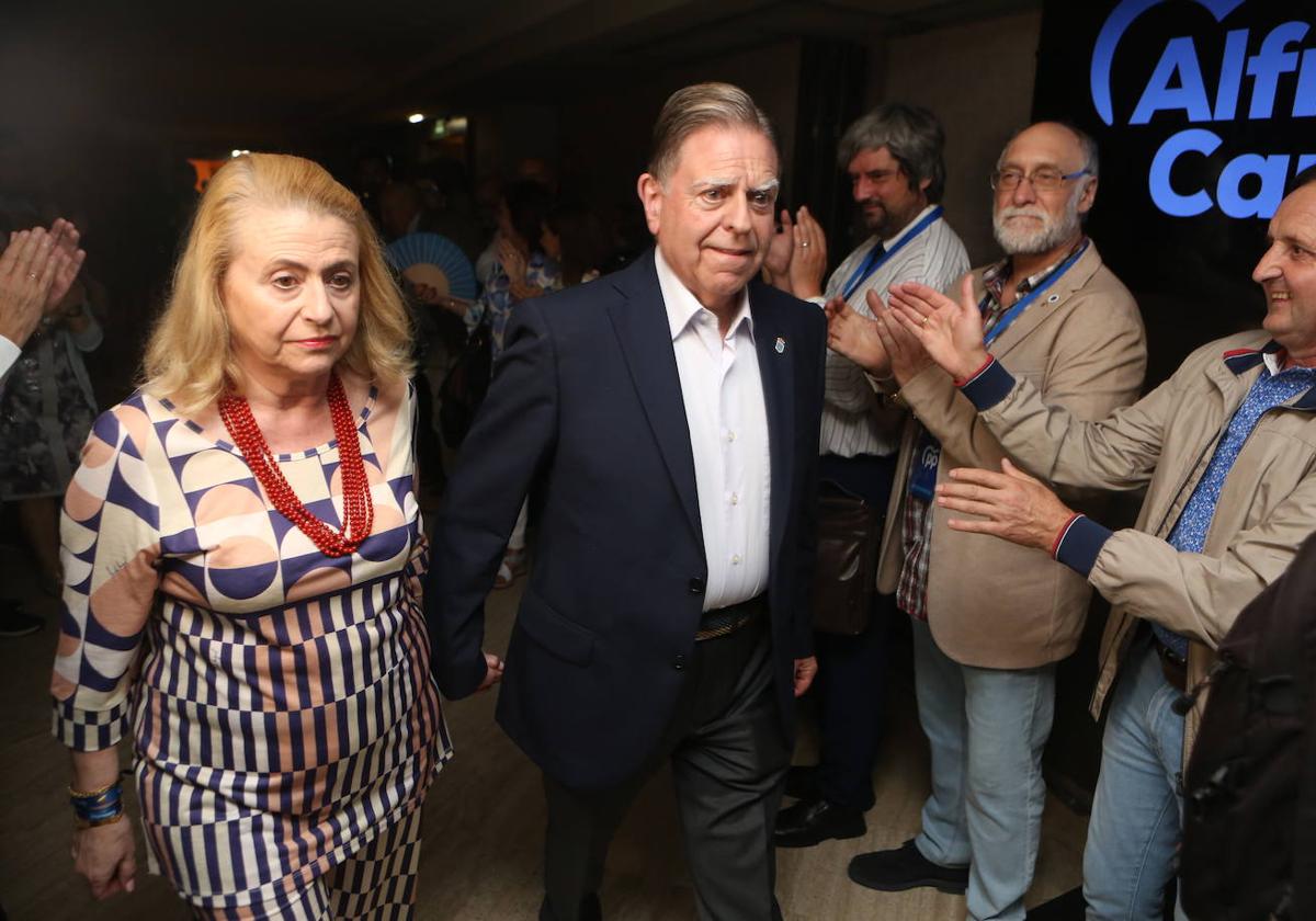 Canteli y su mujer, durante la última noche electoral.