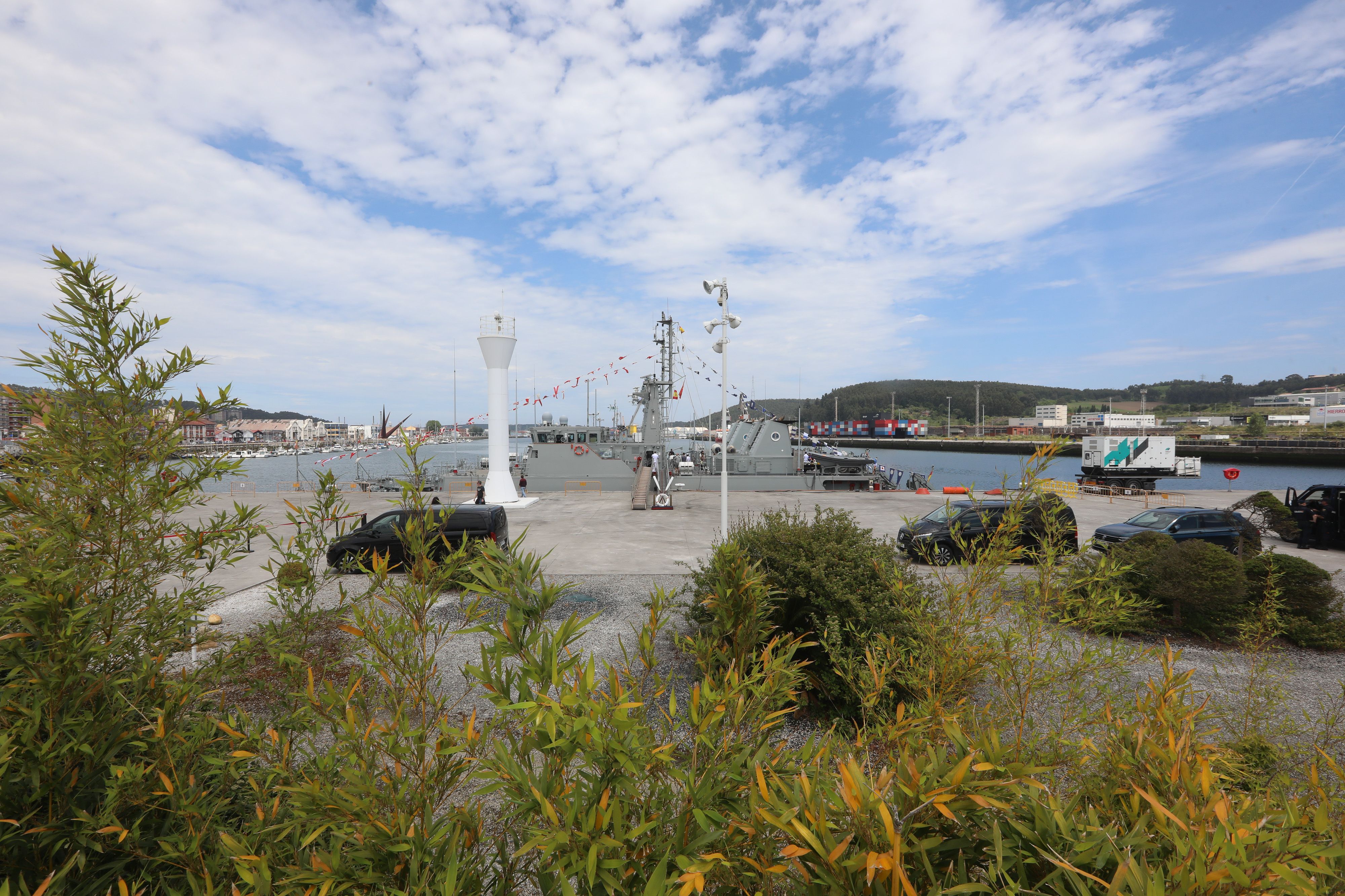 Los avilesinos se suben a bordo de los cazaminas de la Armada