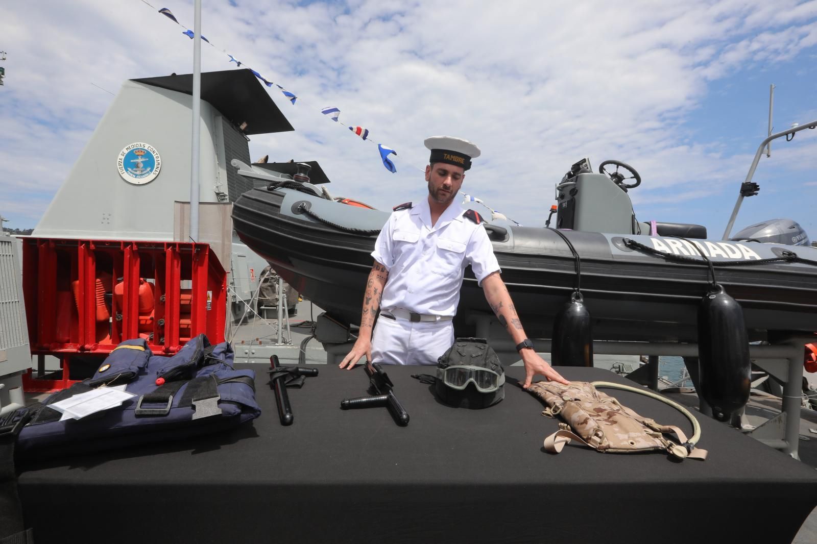 Los avilesinos se suben a bordo de los cazaminas de la Armada